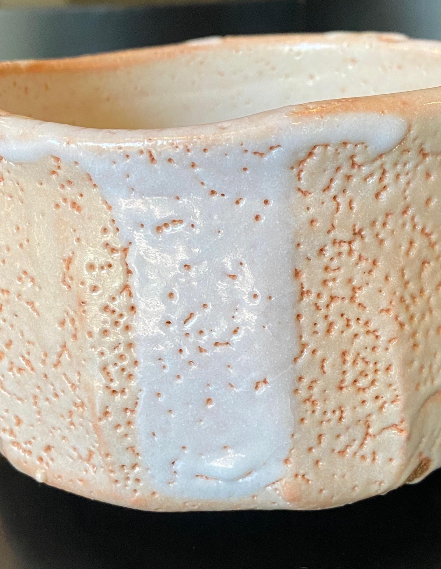 Japanische asiatische antike Shino Yaki Ware Studio Pottery Wabi-Sabi Chawan-Teeschale aus Japan (Gebrannt) im Angebot