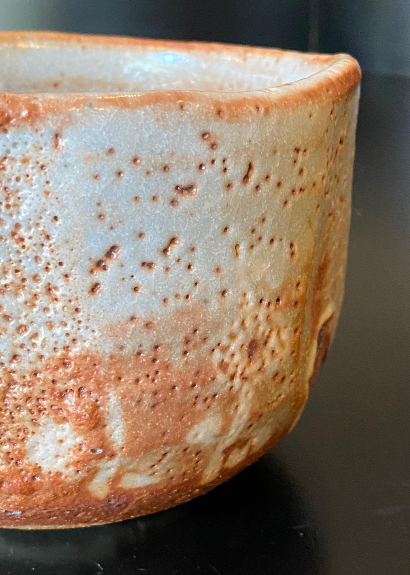 Japanische asiatische antike Shino Yaki Ware Studio Pottery Wabi-Sabi Chawan-Teeschale aus Japan (Gebrannt) im Angebot