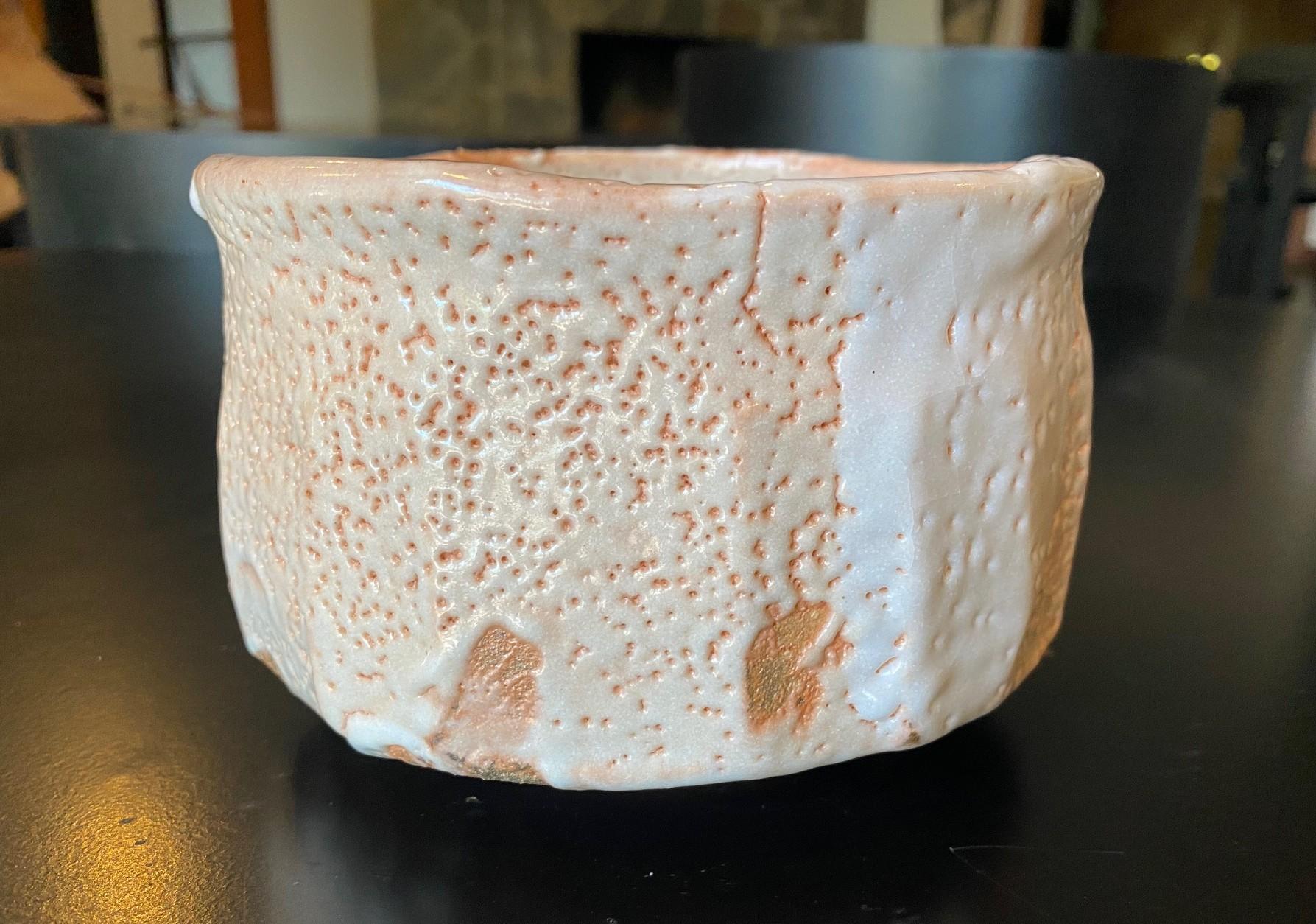 Japanische asiatische antike Shino Yaki Ware Studio Pottery Wabi-Sabi Chawan-Teeschale aus Japan im Zustand „Gut“ im Angebot in Studio City, CA