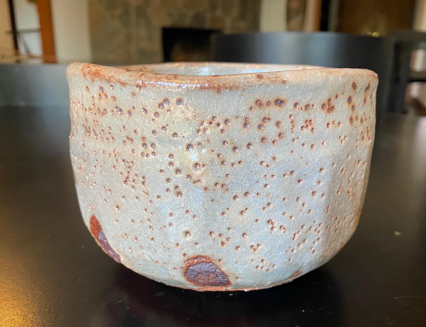 Japanese Asian Antique Shino Yaki Ware Studio Pottery Wabi-Sabi Chawan Tea Bowl In Good Condition For Sale In Studio City, CA