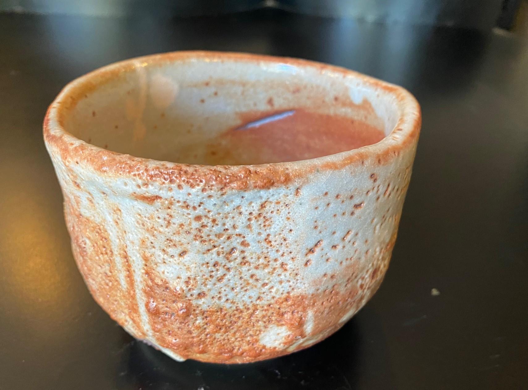 Japanische asiatische antike Shino Yaki Ware Studio Pottery Wabi-Sabi Chawan-Teeschale aus Japan im Zustand „Gut“ im Angebot in Studio City, CA