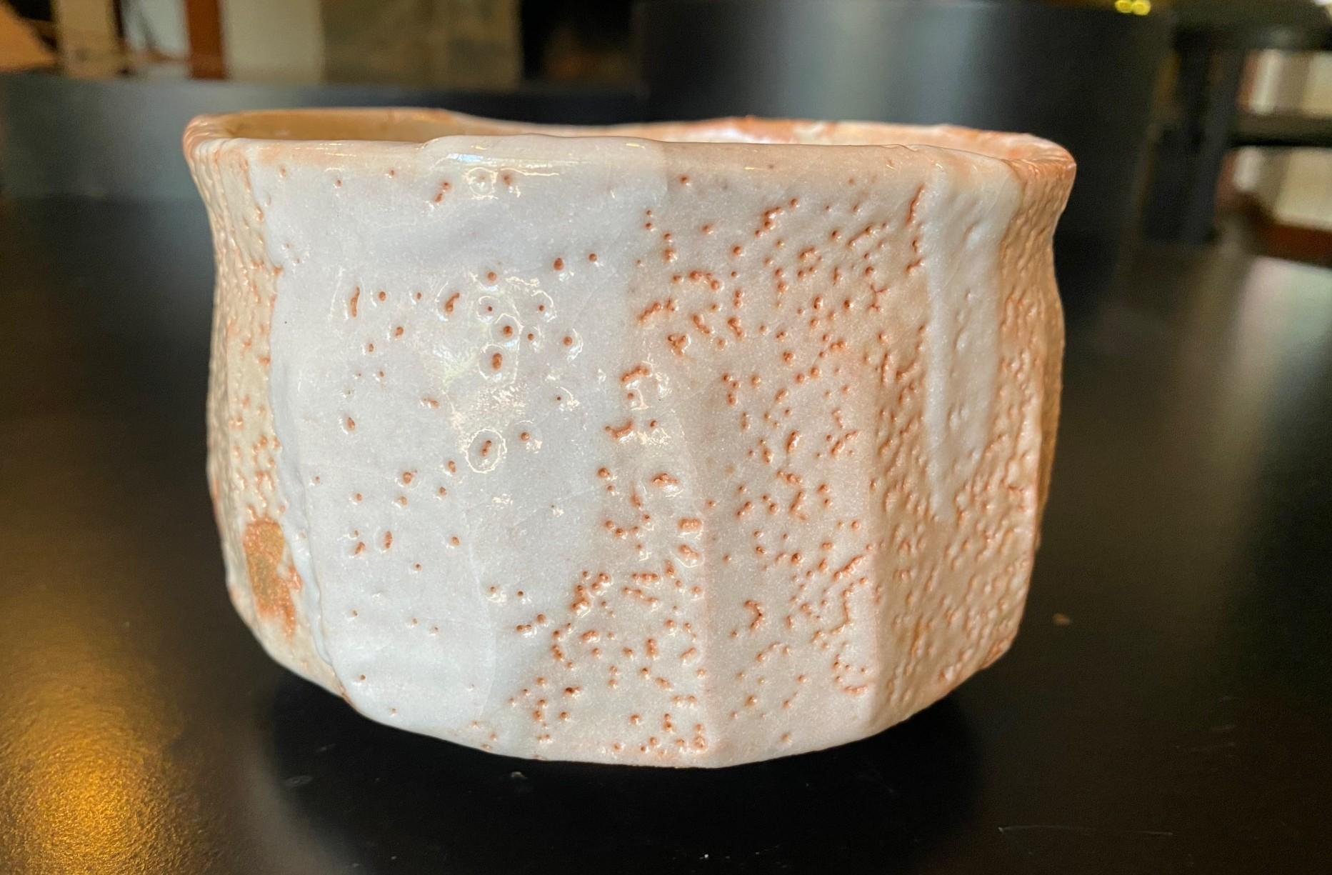 Japanische asiatische antike Shino Yaki Ware Studio Pottery Wabi-Sabi Chawan-Teeschale aus Japan (20. Jahrhundert) im Angebot