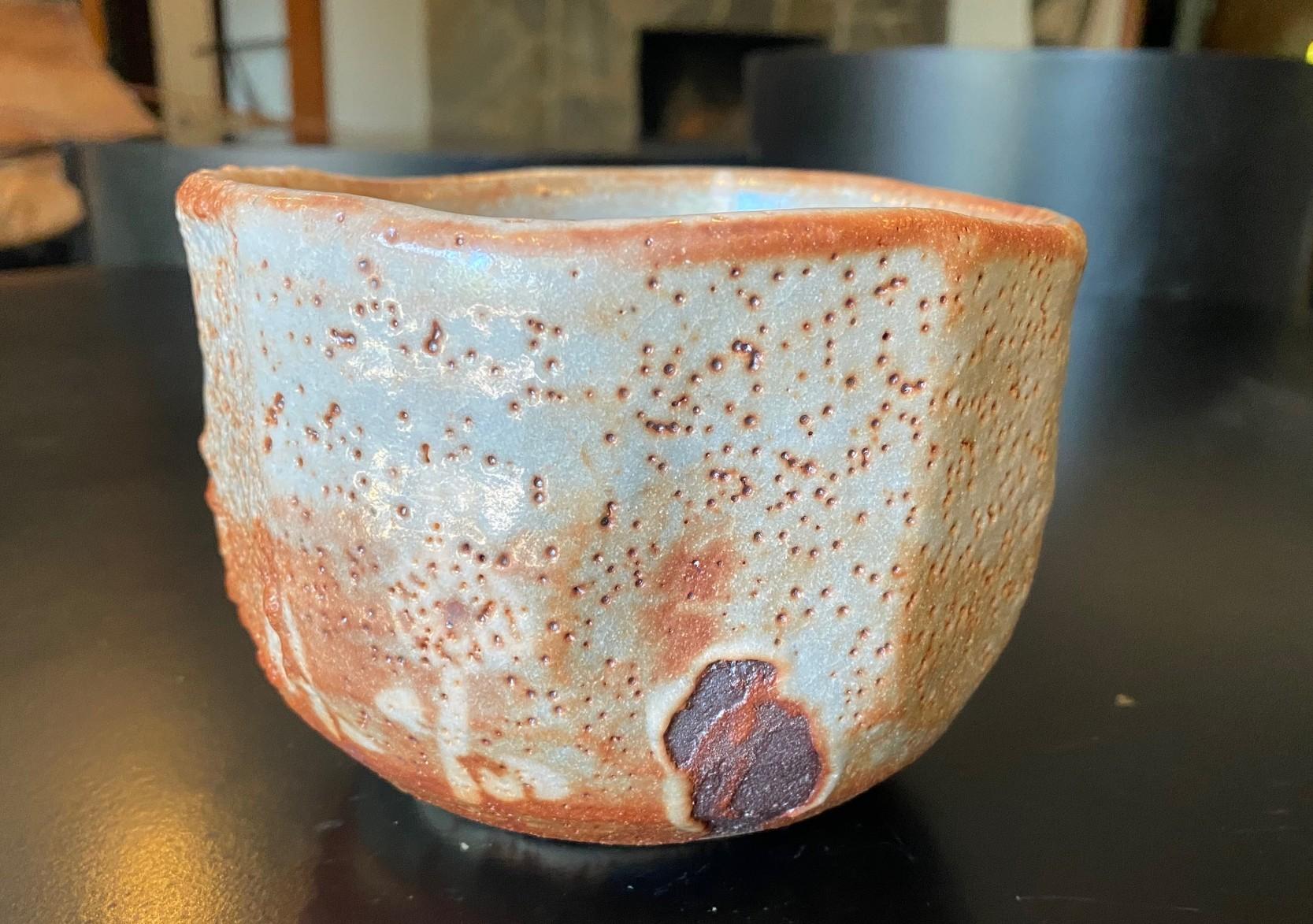 Japanische asiatische antike Shino Yaki Ware Studio Pottery Wabi-Sabi Chawan-Teeschale aus Japan (20. Jahrhundert) im Angebot