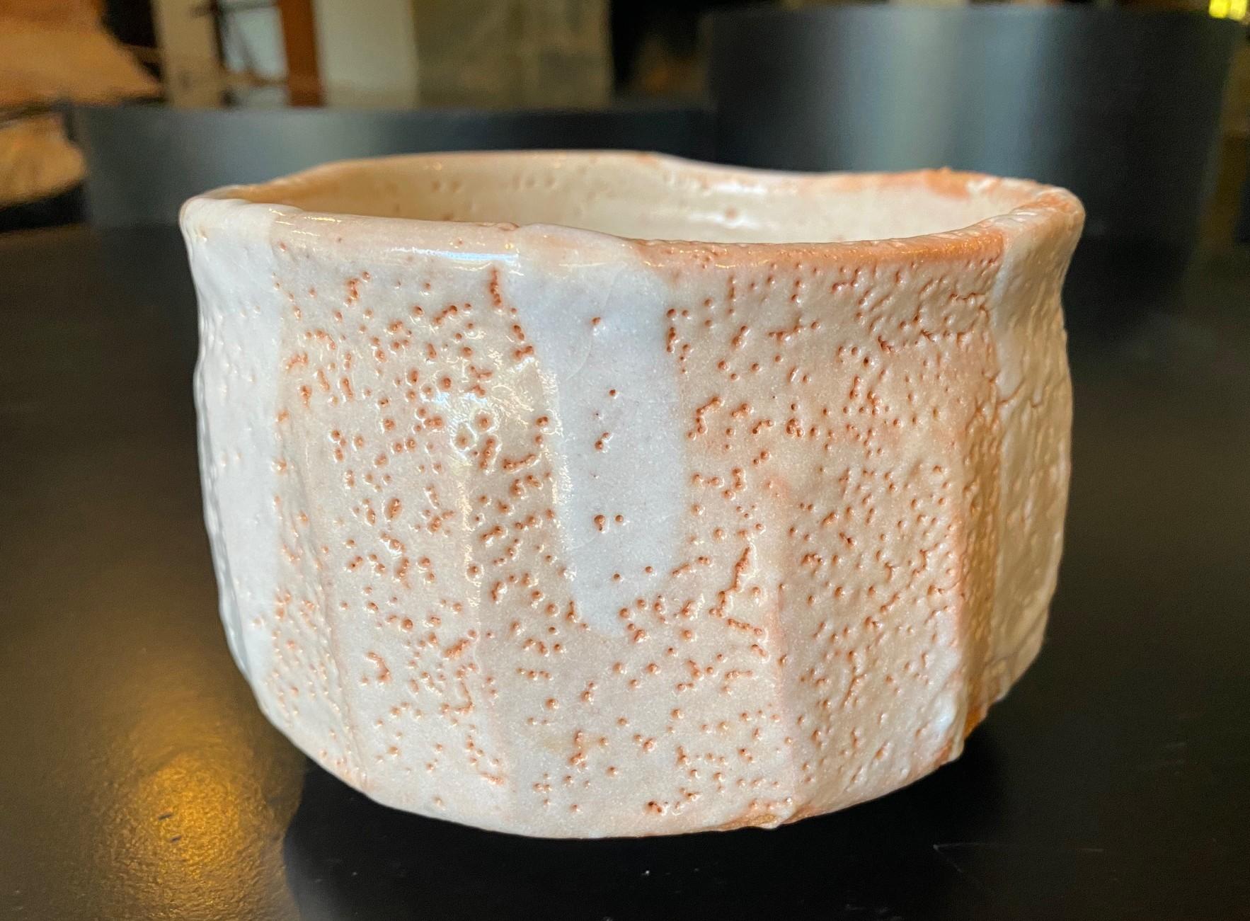 Japanische asiatische antike Shino Yaki Ware Studio Pottery Wabi-Sabi Chawan-Teeschale aus Japan (Töpferwaren) im Angebot