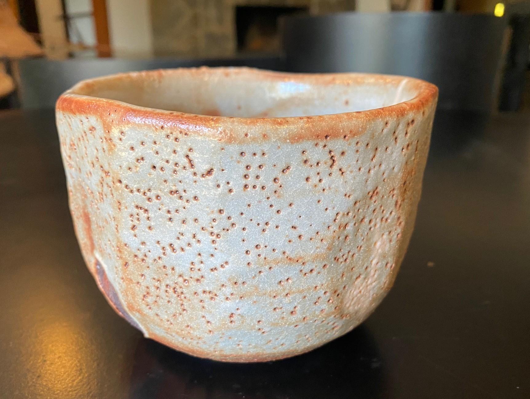 Japanische asiatische antike Shino Yaki Ware Studio Pottery Wabi-Sabi Chawan-Teeschale aus Japan (Töpferwaren) im Angebot