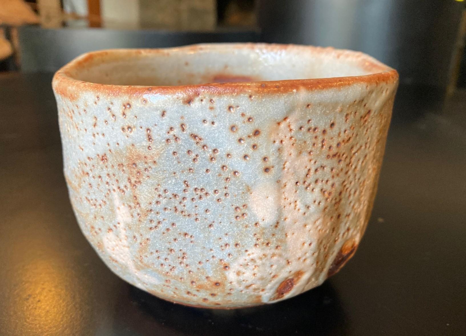 Japanische asiatische antike Shino Yaki Ware Studio Pottery Wabi-Sabi Chawan-Teeschale aus Japan im Angebot 1