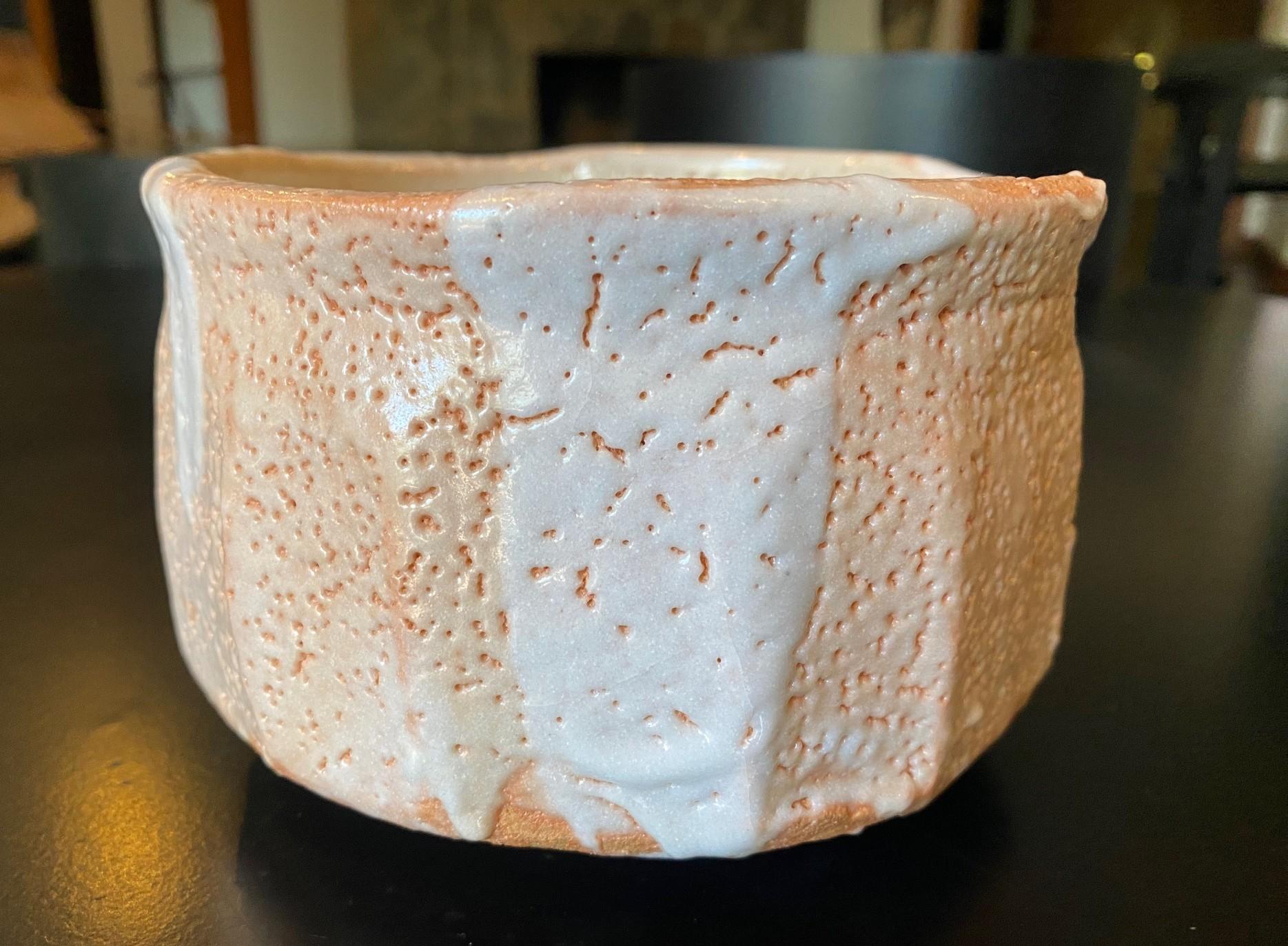 Japanische asiatische antike Shino Yaki Ware Studio Pottery Wabi-Sabi Chawan-Teeschale aus Japan im Angebot 2