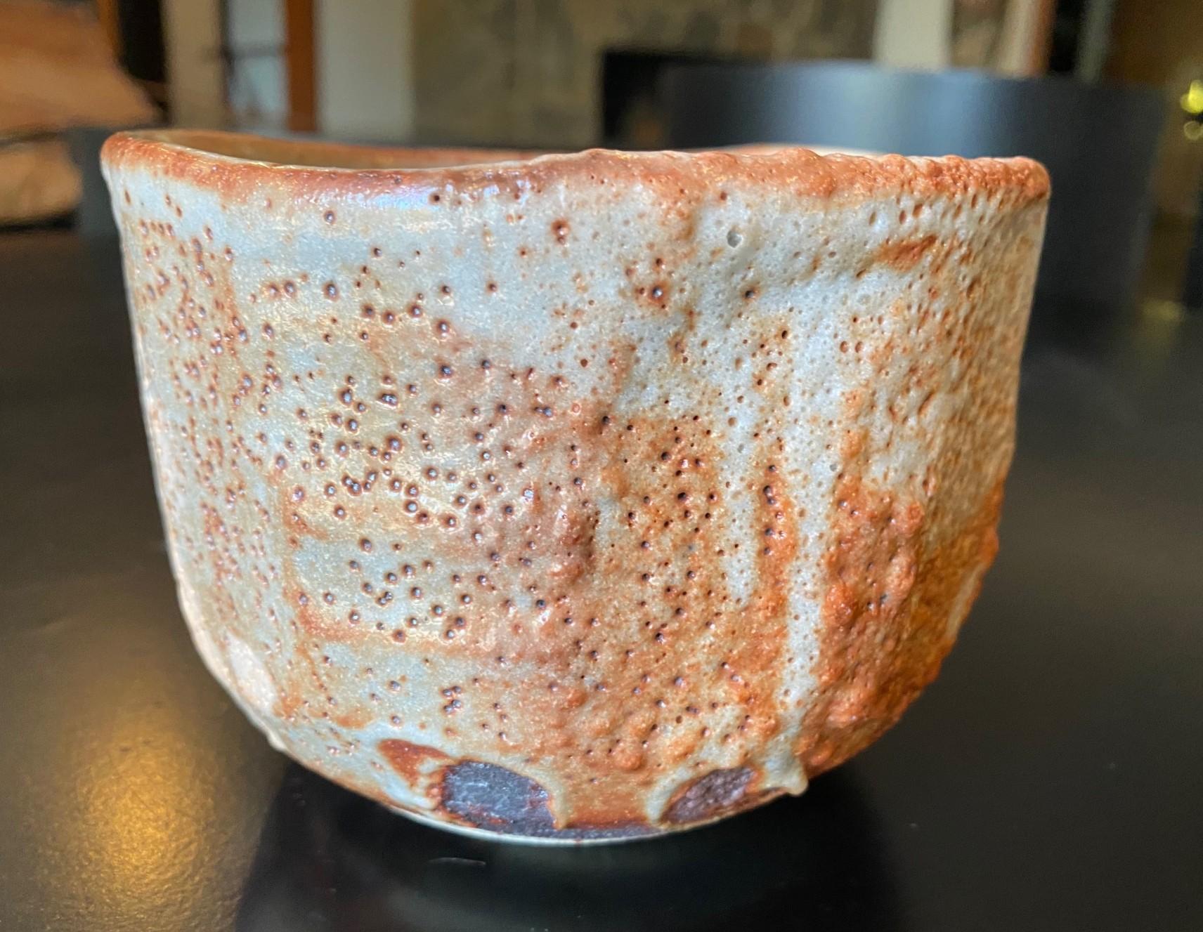 Japanische asiatische antike Shino Yaki Ware Studio Pottery Wabi-Sabi Chawan-Teeschale aus Japan im Angebot 2