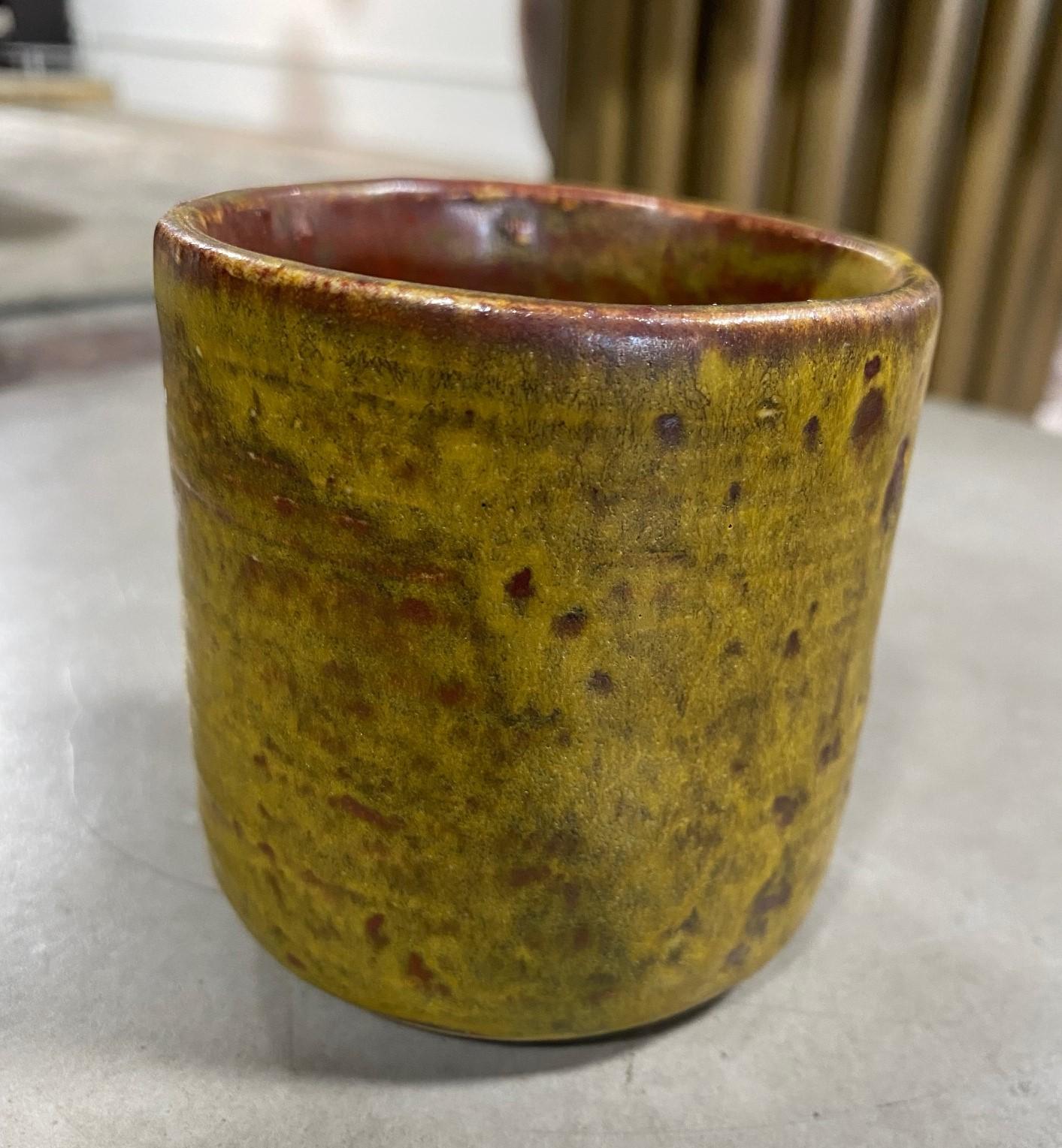 Japanese Asian Artisan Glazed Pottery Mingei Folk Art Wabi-Sabi Yunomi Teacup In Good Condition For Sale In Studio City, CA