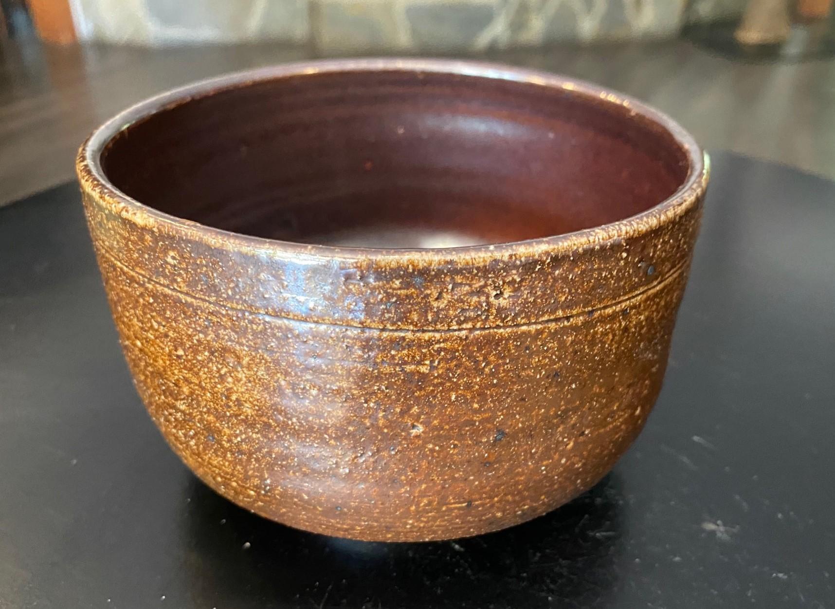 Maravilloso cuenco de té Chawan de cerámica Bizen, de artesanía japonesa, muy bien elaborado. Bellamente cocido y coloreado con un toque de esmalte de ceniza natural.

La cerámica japonesa Bizen-Yaki, que data de hace cientos de años (su apogeo fue