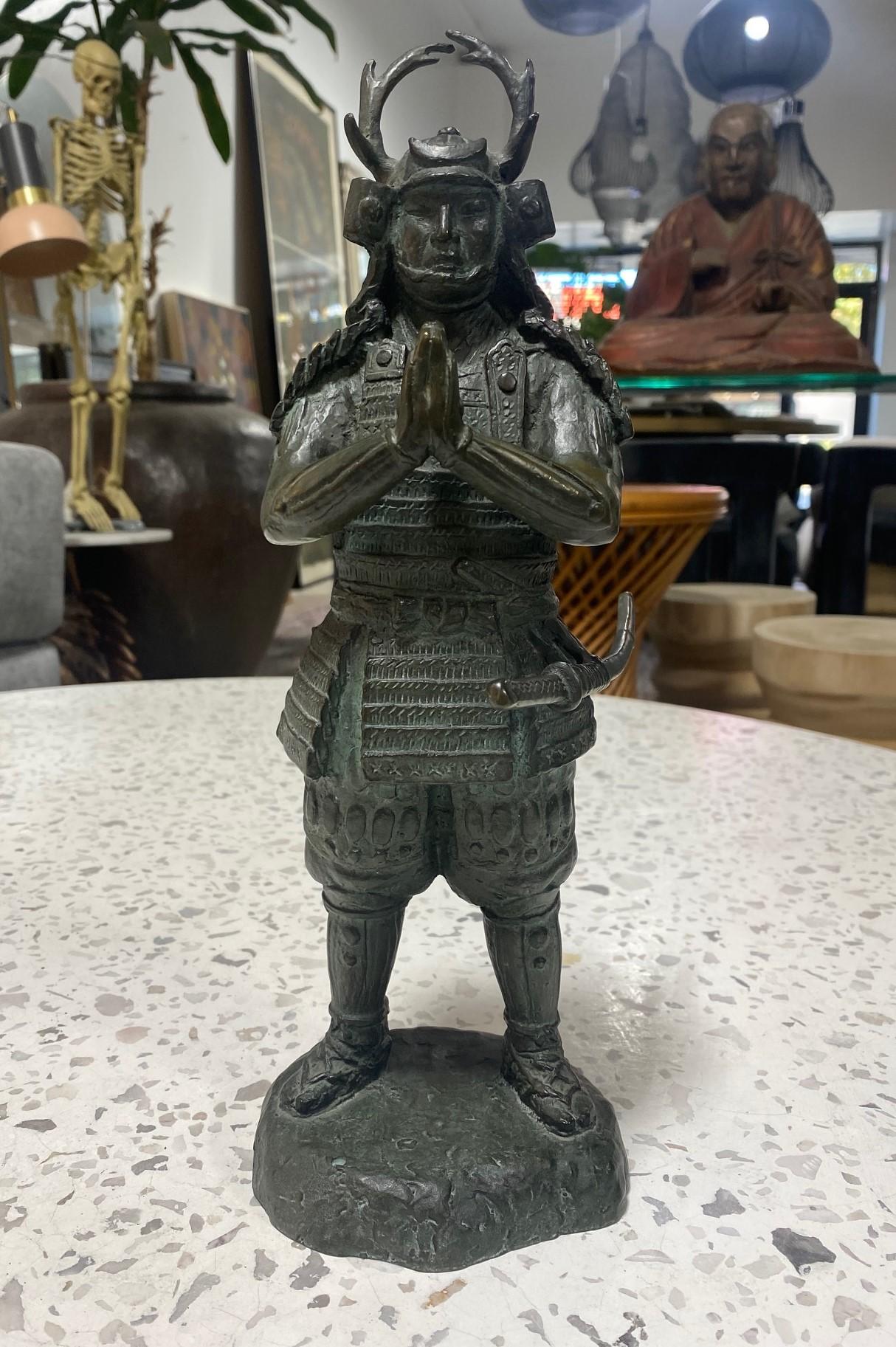 Une magnifique sculpture japonaise en bronze au design audacieux représentant un féroce guerrier samouraï, peut-être dans un moment de réflexion silencieuse.  Cette pièce est très agréable au toucher et très solide.  La finesse des détails du visage