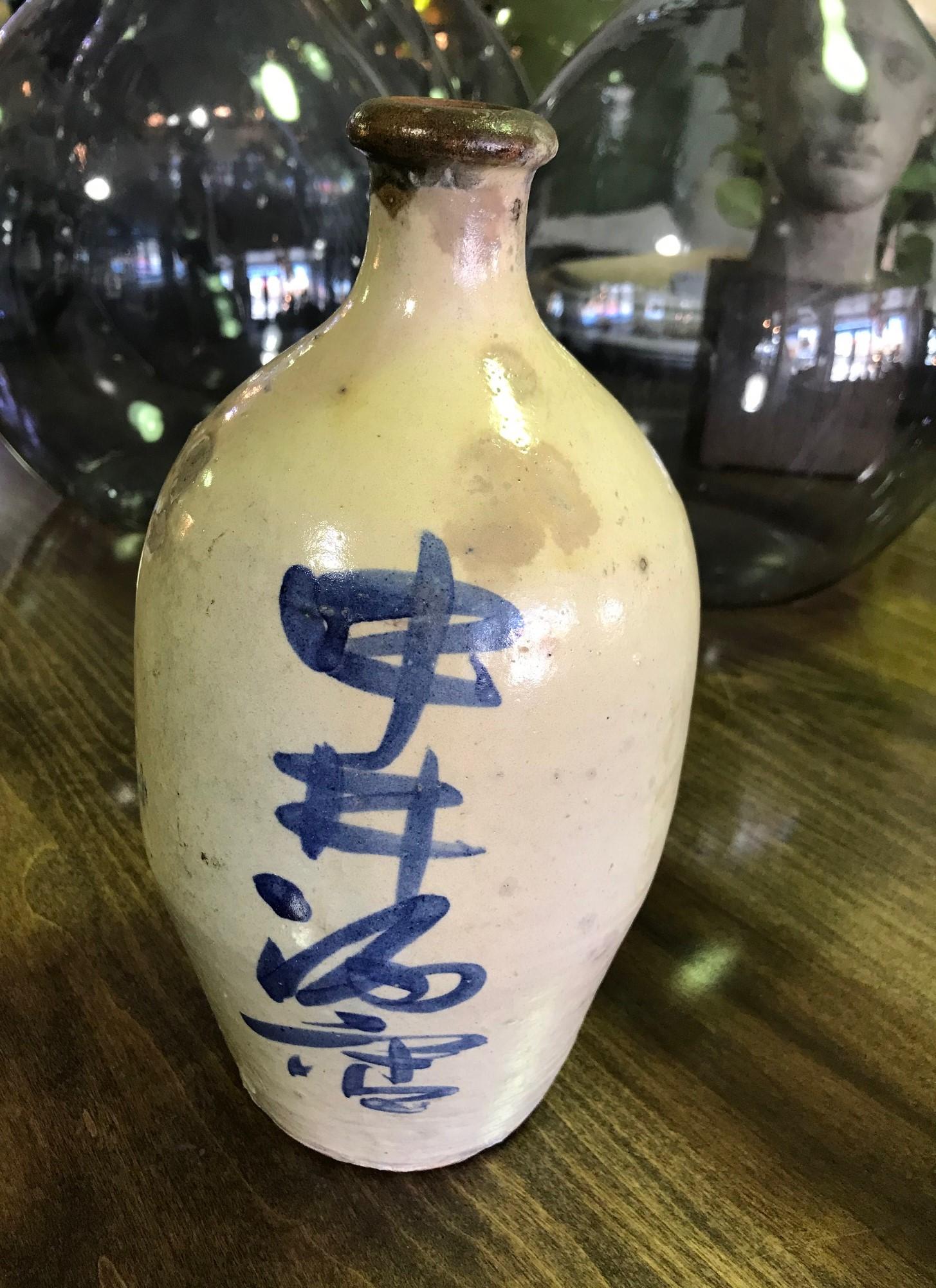 A very eye-catching and wonderfully colored and textured piece.

Freely hand painted with calligraphy/ Kanji characters and beautifully glazed.

Would be a nice addition to any Japanese ceramic collection and sure to stand out in about any