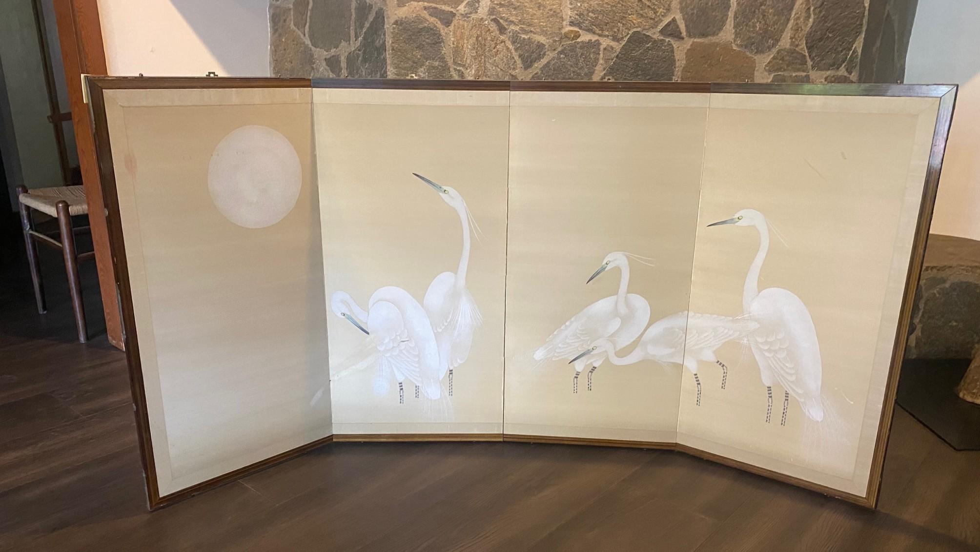 Ein wunderschöner vierteiliger japanischer/asiatischer/chinesischer Byobu-Faltschirm aus der Showa-Periode, der fünf neugierige schneeweiße Kraniche im strahlenden Licht des Vollmonds darstellt.  Die schönen, subtilen Farben, die komplexe