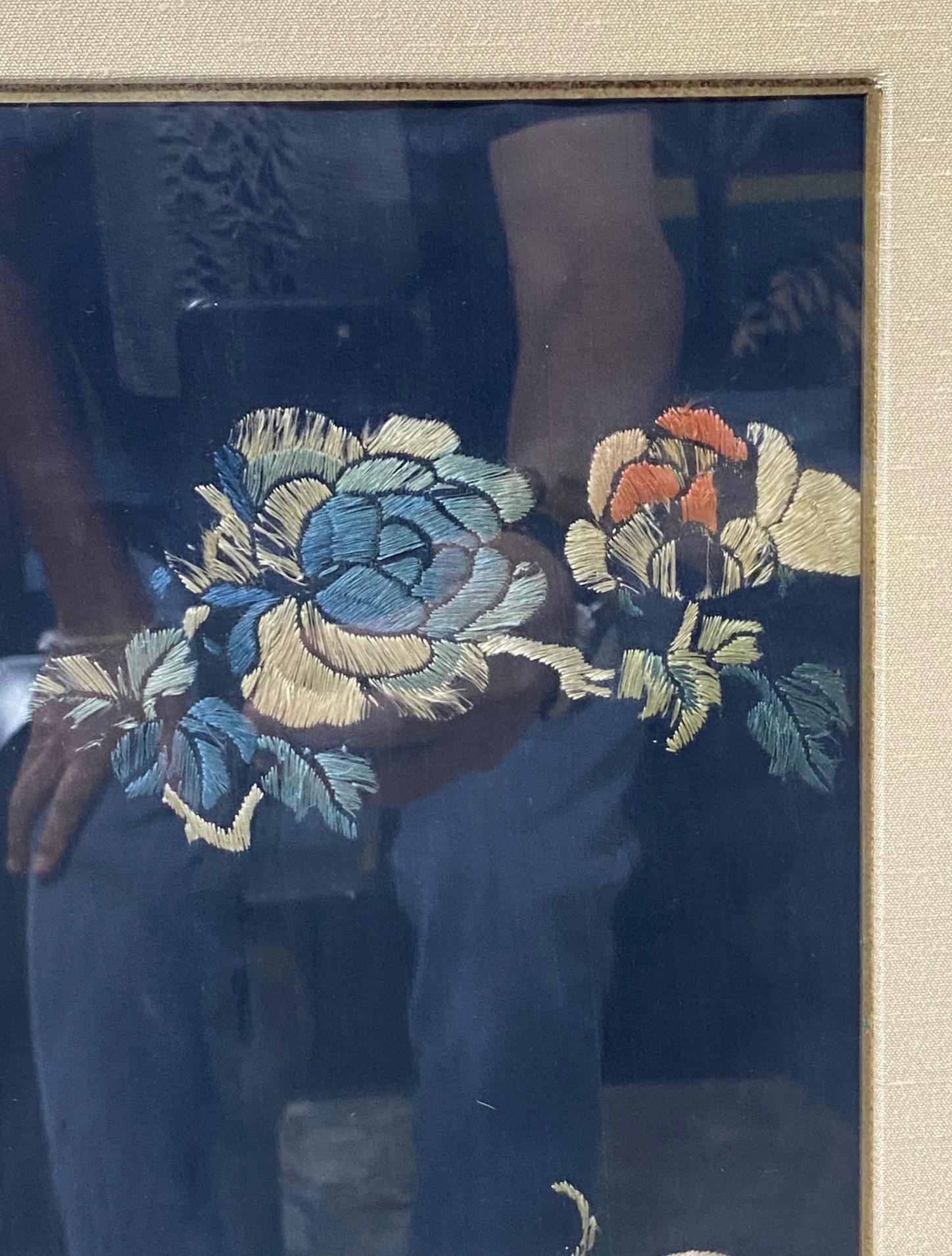 Japanisch Asiatisch gerahmte Meiji Peroid Seide Blumenstickerei Textiltafel mit Blumenstickerei aus Seide  (Stickerei) im Angebot