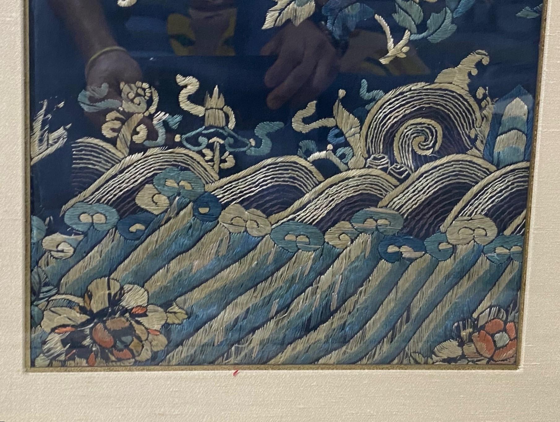 Japanisch Asiatisch gerahmte Meiji Peroid Seide Blumenstickerei Textiltafel mit Blumenstickerei aus Seide  (19. Jahrhundert) im Angebot
