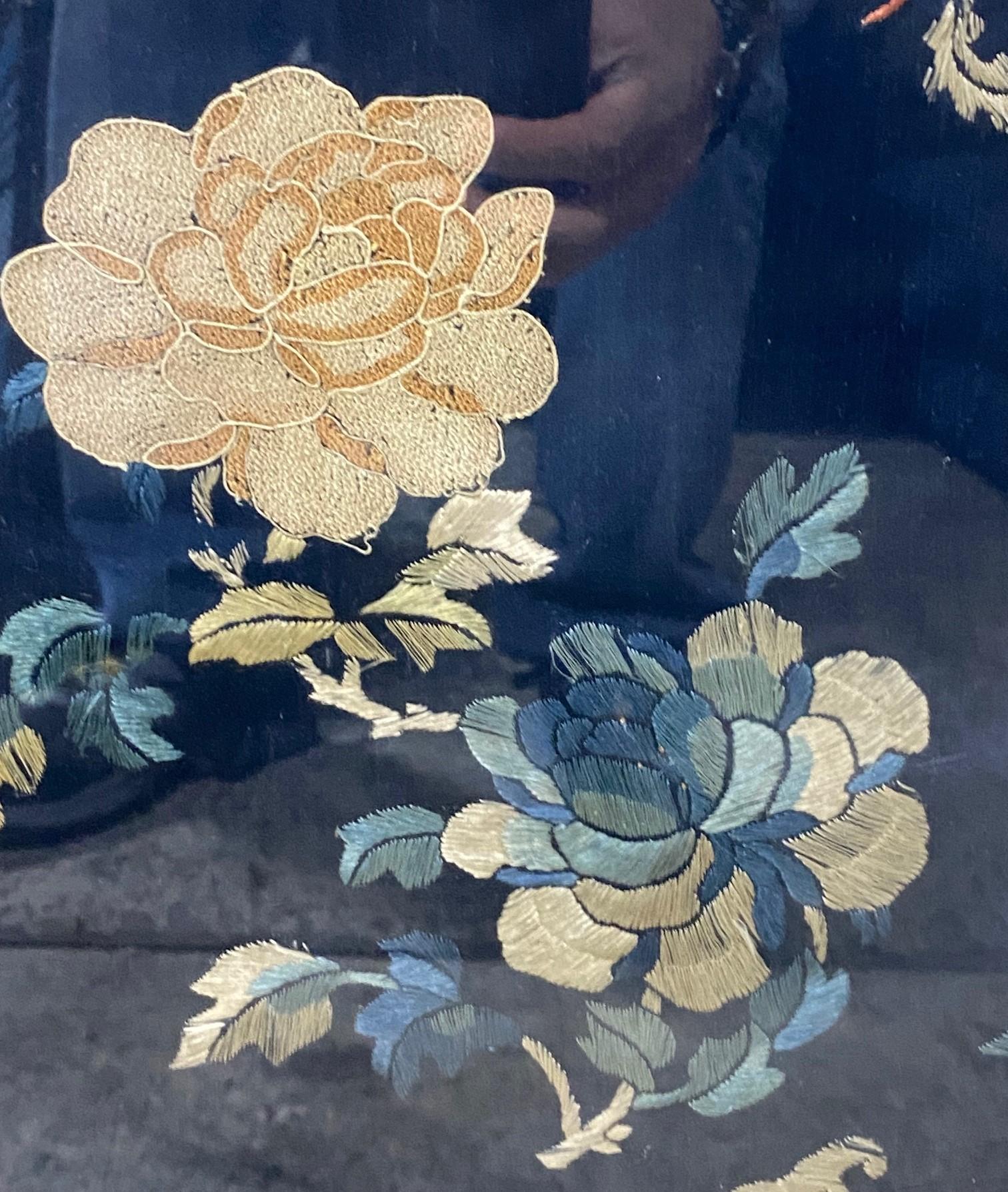 Japanisch Asiatisch gerahmte Meiji Peroid Seide Blumenstickerei Textiltafel mit Blumenstickerei aus Seide  im Angebot 1
