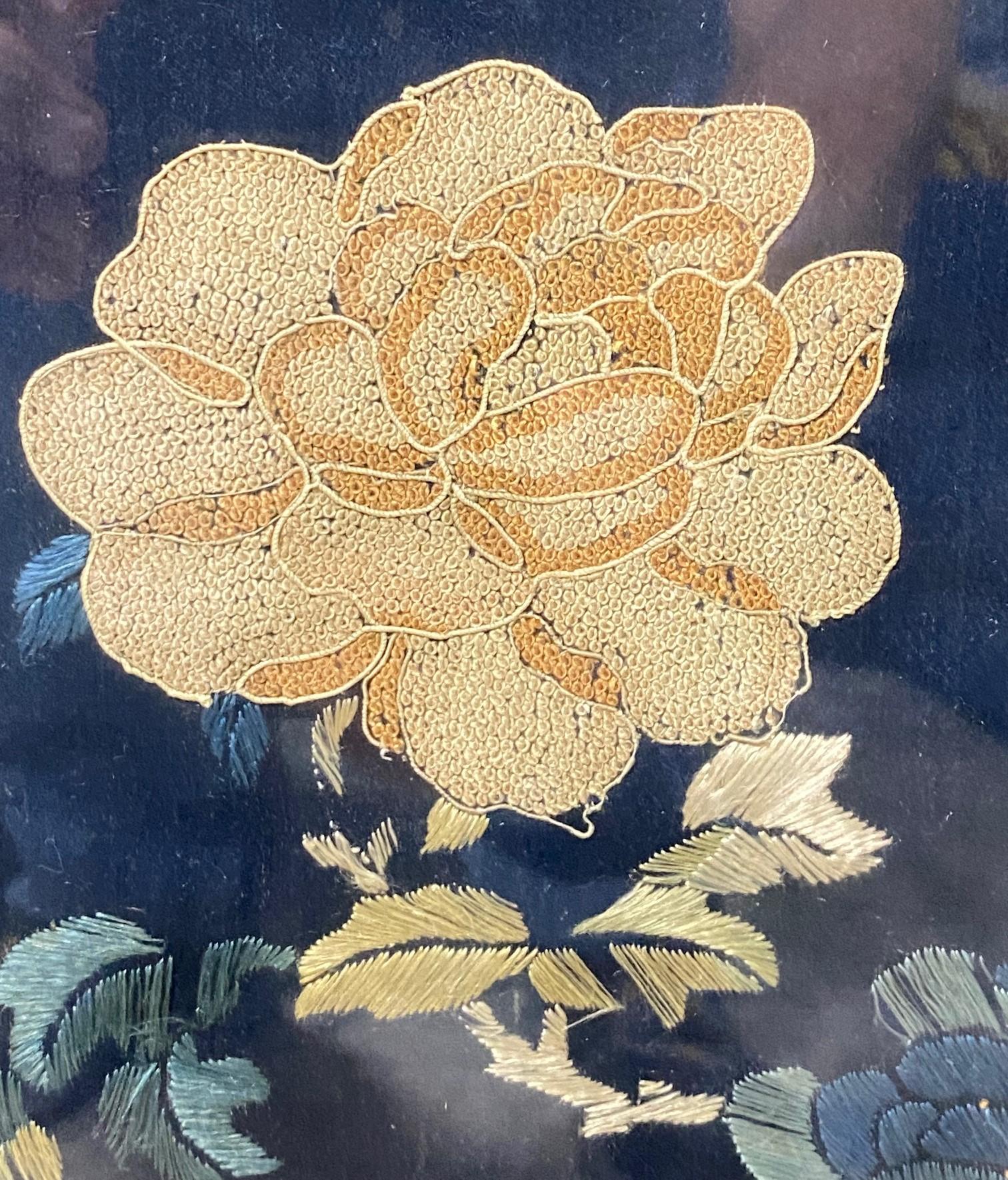 Japanisch Asiatisch gerahmte Meiji Peroid Seide Blumenstickerei Textiltafel mit Blumenstickerei aus Seide  im Angebot 3