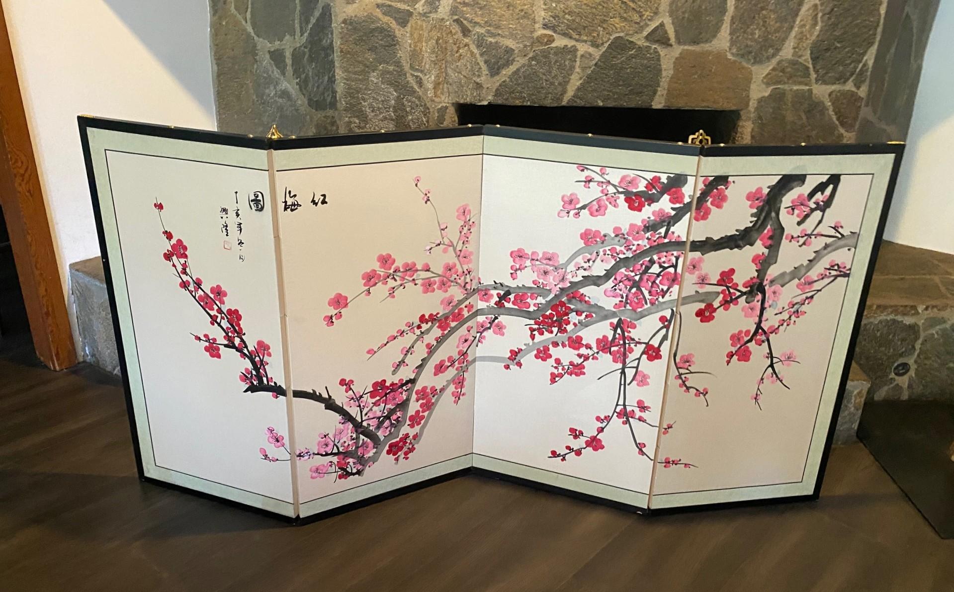 Uno splendido paravento Byobu giapponese asiatico a quattro pannelli dipinto a mano che raffigura un albero di ciliegio in piena fioritura primaverile dai colori brillanti e selvaggi, con una composizione meravigliosa.  I colori vivaci e ricchi e