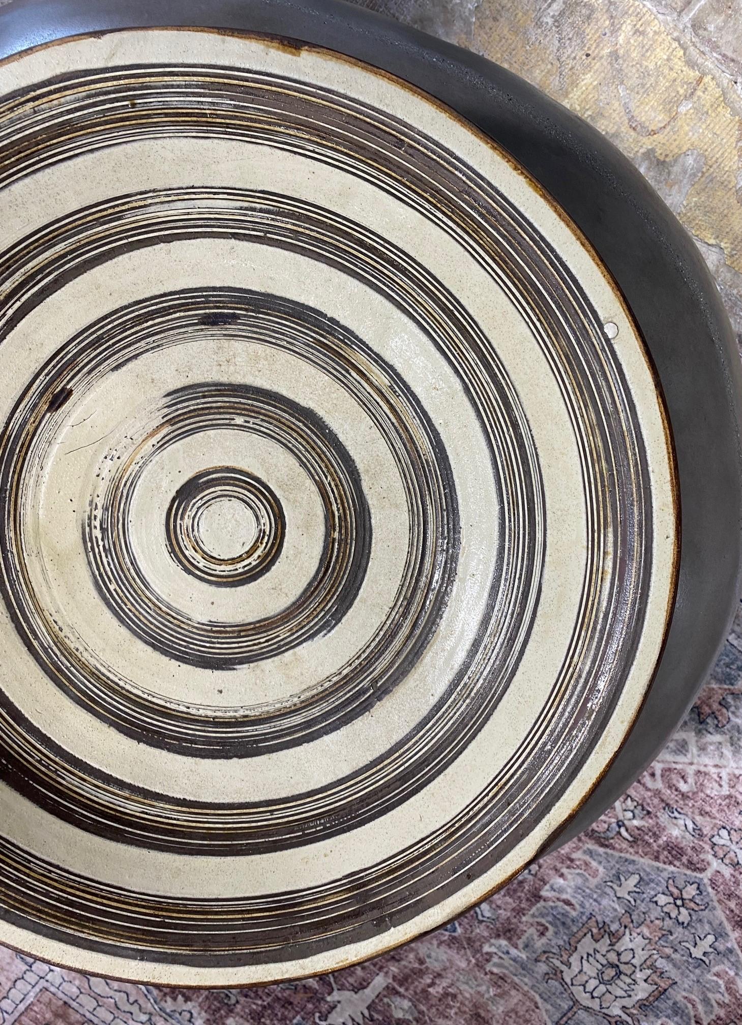 20ième siècle Grand bol de présentation Wabi-Sabi en céramique et grès de l'atelier de poterie asiatique japonais en vente