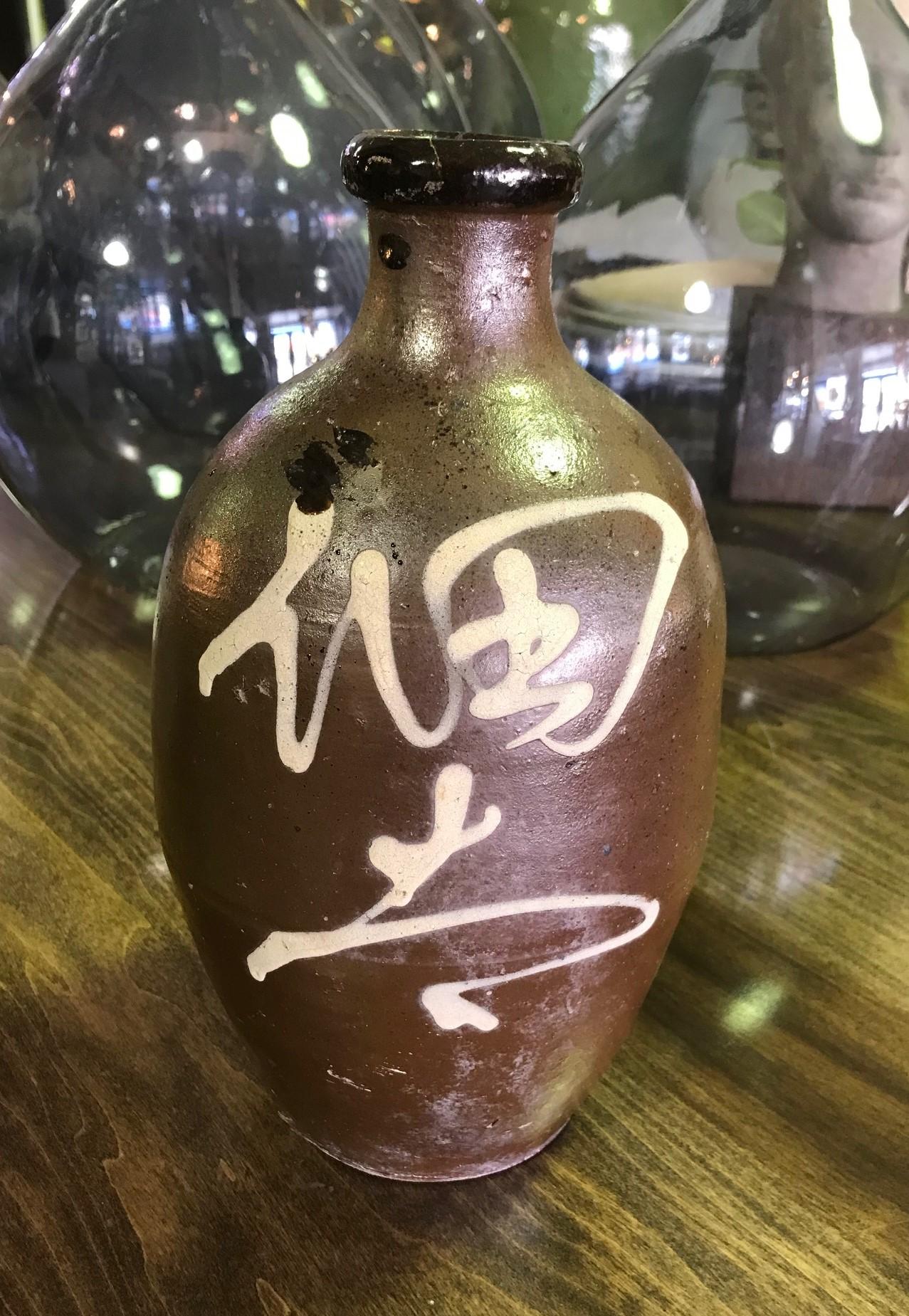 A very eye-catching and wonderfully decorated piece.

Freely hand painted with calligraphy/ Kanji characters and beautifully glazed.

Would be a nice addition to any Japanese ceramic collection and sure to stand out in about any