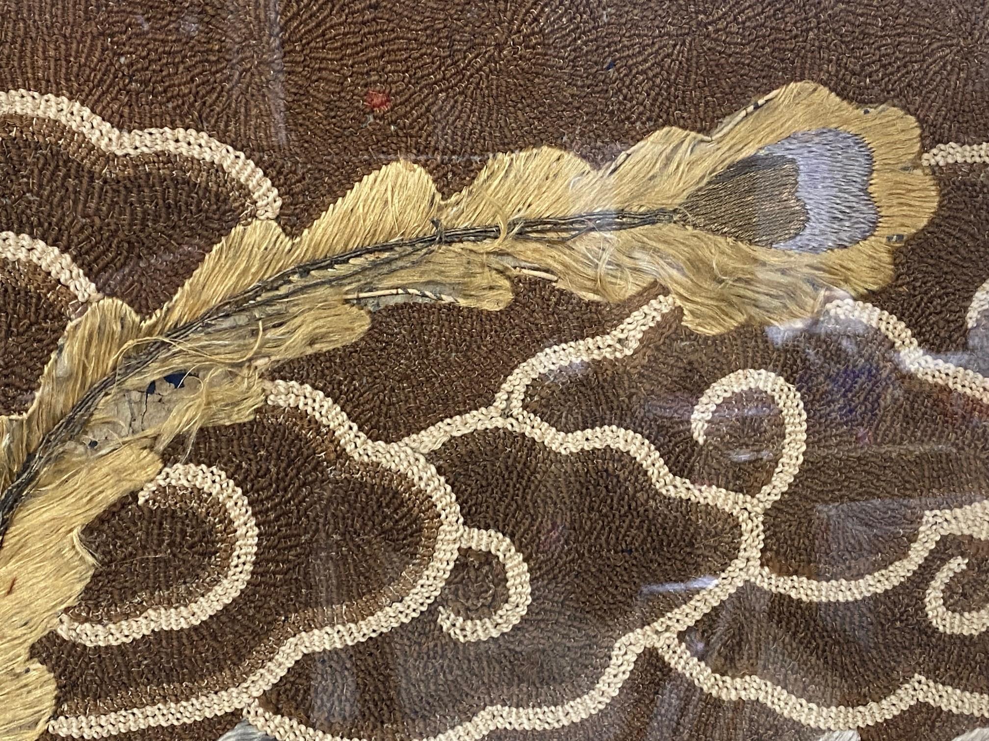Japanischer asiatischer großer Wandteppich aus Seide mit Pfauen-, Vogel- und Blumenstickerei aus der Meiji-Periode im Angebot 8