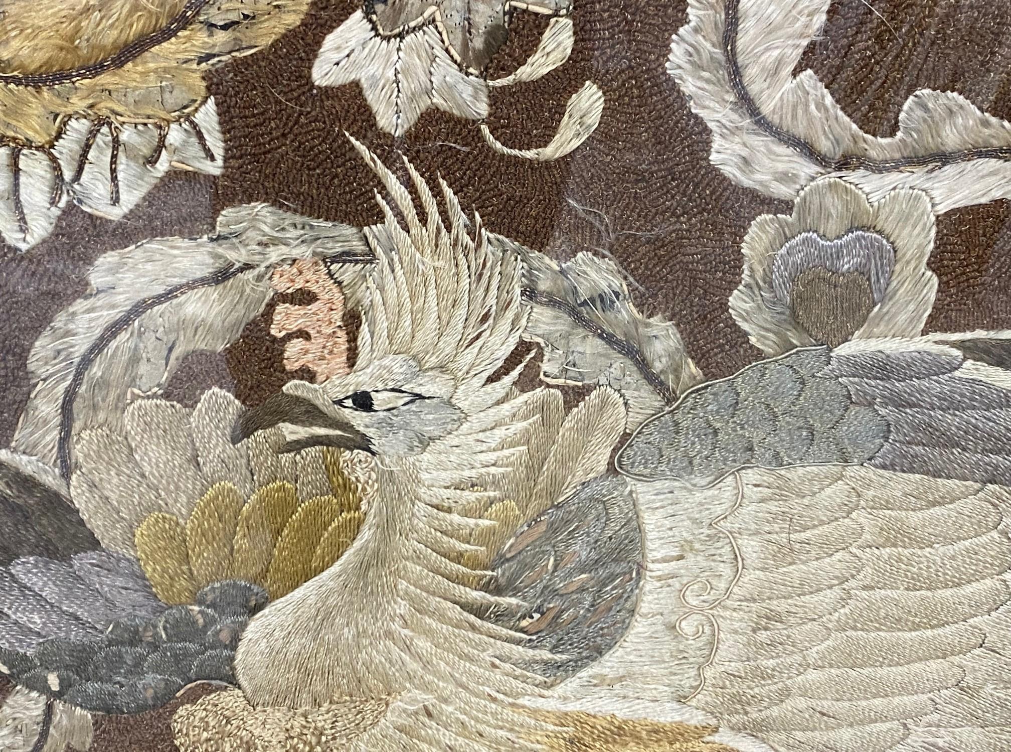Japanischer asiatischer großer Wandteppich aus Seide mit Pfauen-, Vogel- und Blumenstickerei aus der Meiji-Periode im Angebot 9