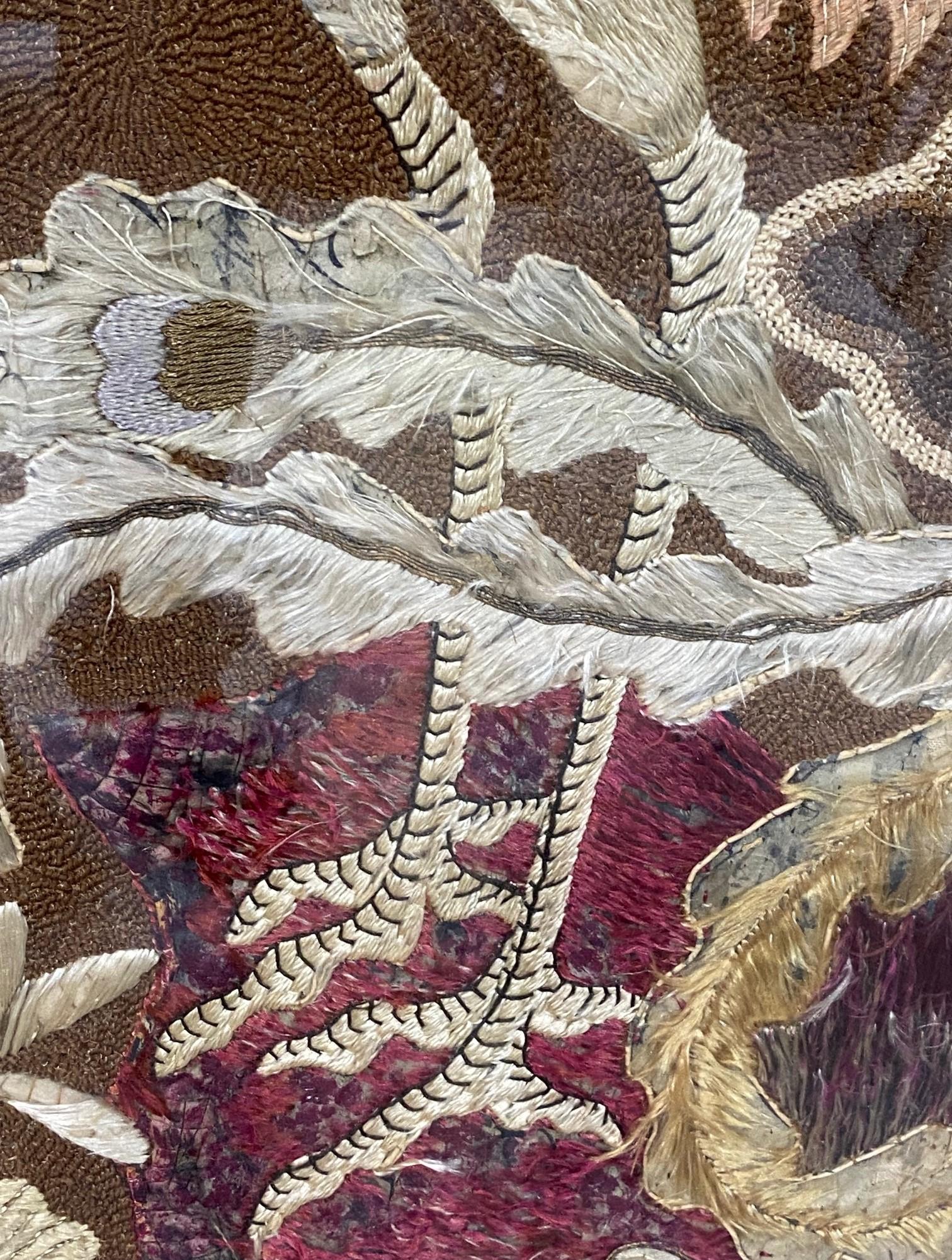 Japanischer asiatischer großer Wandteppich aus Seide mit Pfauen-, Vogel- und Blumenstickerei aus der Meiji-Periode im Angebot 11