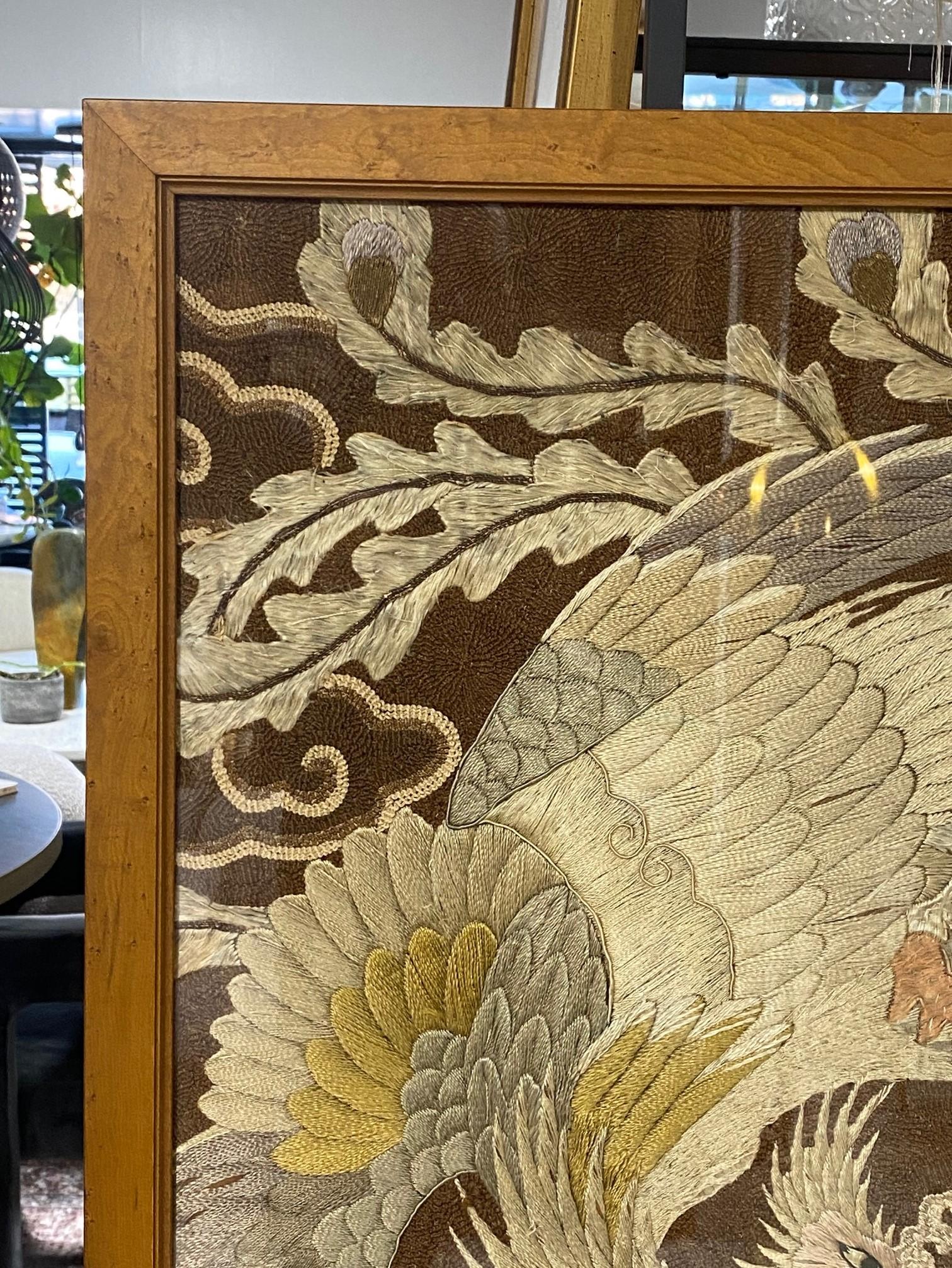 Japanischer asiatischer großer Wandteppich aus Seide mit Pfauen-, Vogel- und Blumenstickerei aus der Meiji-Periode (19. Jahrhundert) im Angebot