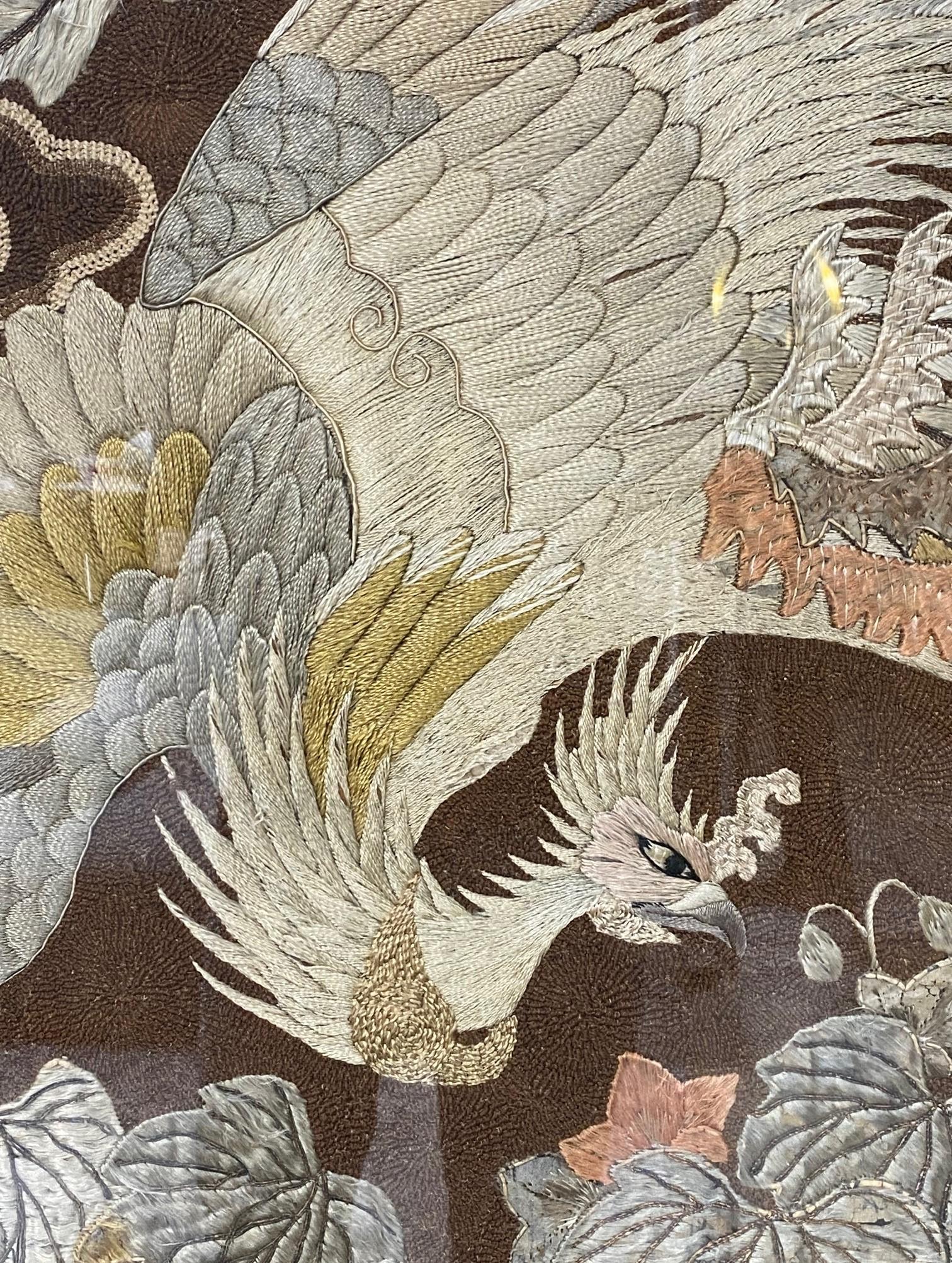 Japanischer asiatischer großer Wandteppich aus Seide mit Pfauen-, Vogel- und Blumenstickerei aus der Meiji-Periode im Angebot 3