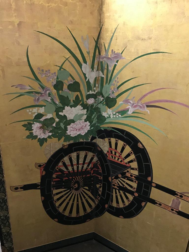 Ein prächtiger japanischer Byobu-Faltwandschirm mit sechs Feldern. Aufgeführt als Meiji-Periode, könnte aber auch aus der Edo-Periode stammen. Geschmückt mit Pfingstrosen, Schwertlilien und Glyzinien sowie zwei traditionellen Blumenwagen, alles auf