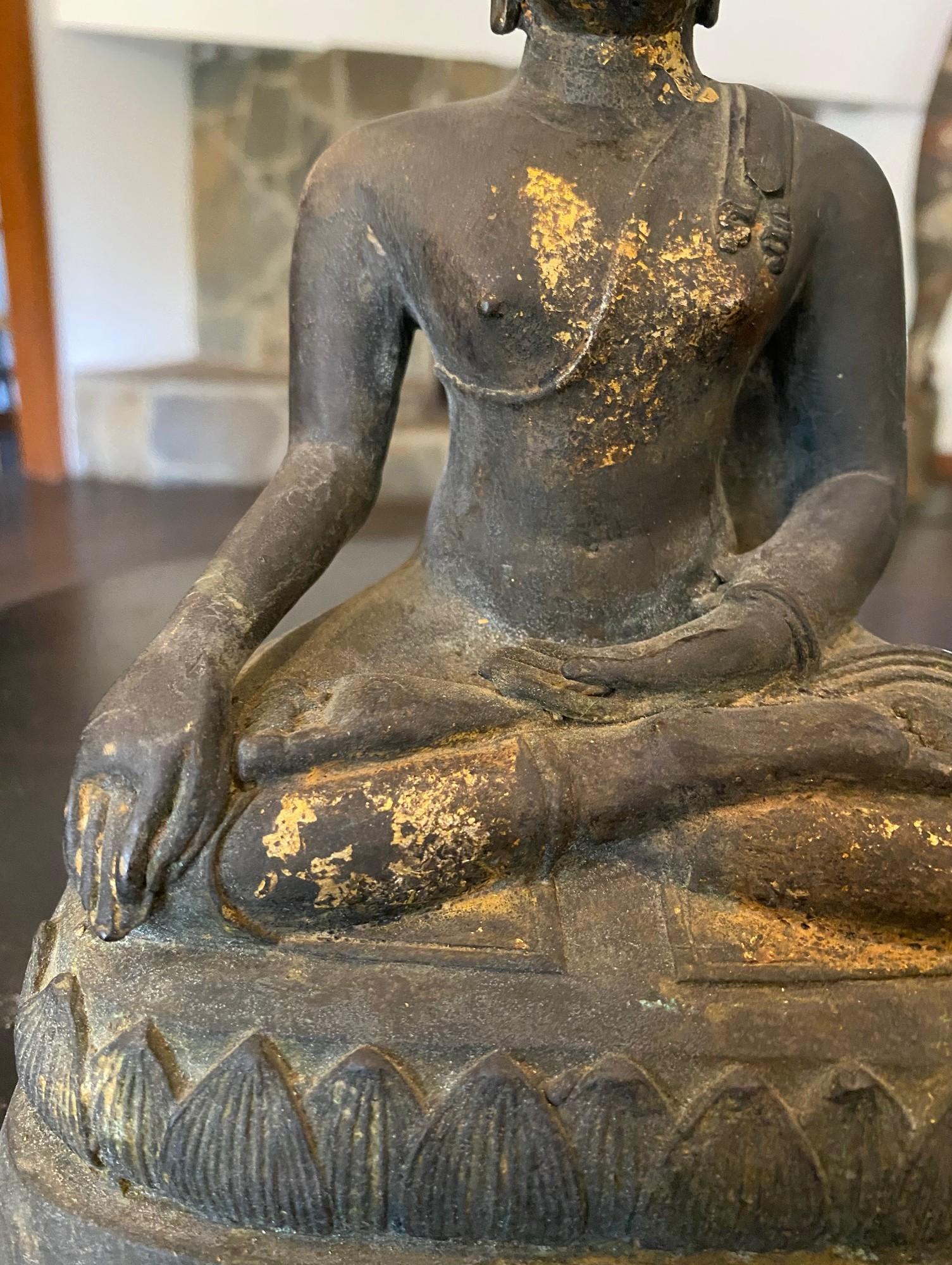 Escultura Estatua Japonesa Asiática Meiji Buda Sentado Amida Nyorai Bronce y Dorado en venta 6