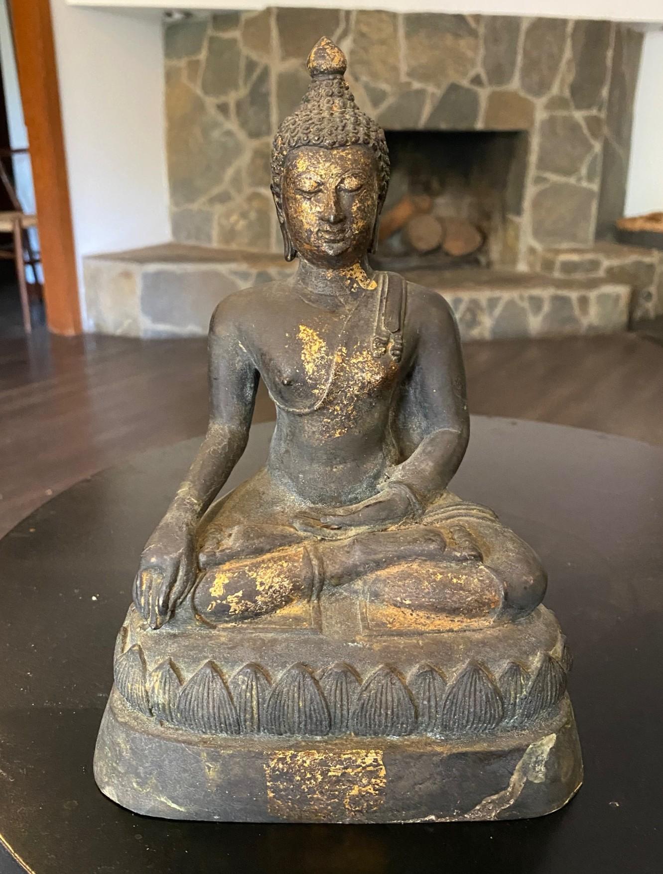 Maravillosa y serena estatua/escultura japonesa de Buda Amida Nyorai con decoración dorada, probablemente aplicada como bendición u ofrenda en un templo o santuario.  El Buda está sentado en posición tradicional con los ojos cerrados en profunda