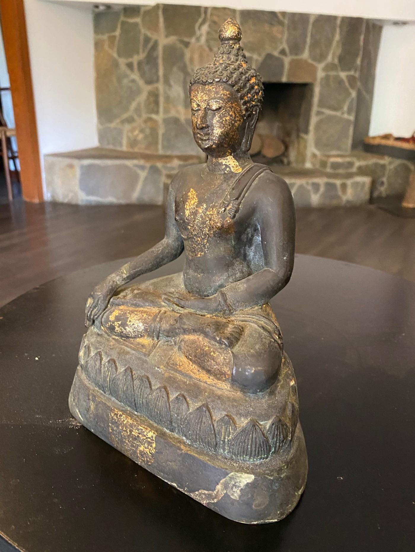 Escultura Estatua Japonesa Asiática Meiji Buda Sentado Amida Nyorai Bronce y Dorado en venta 1