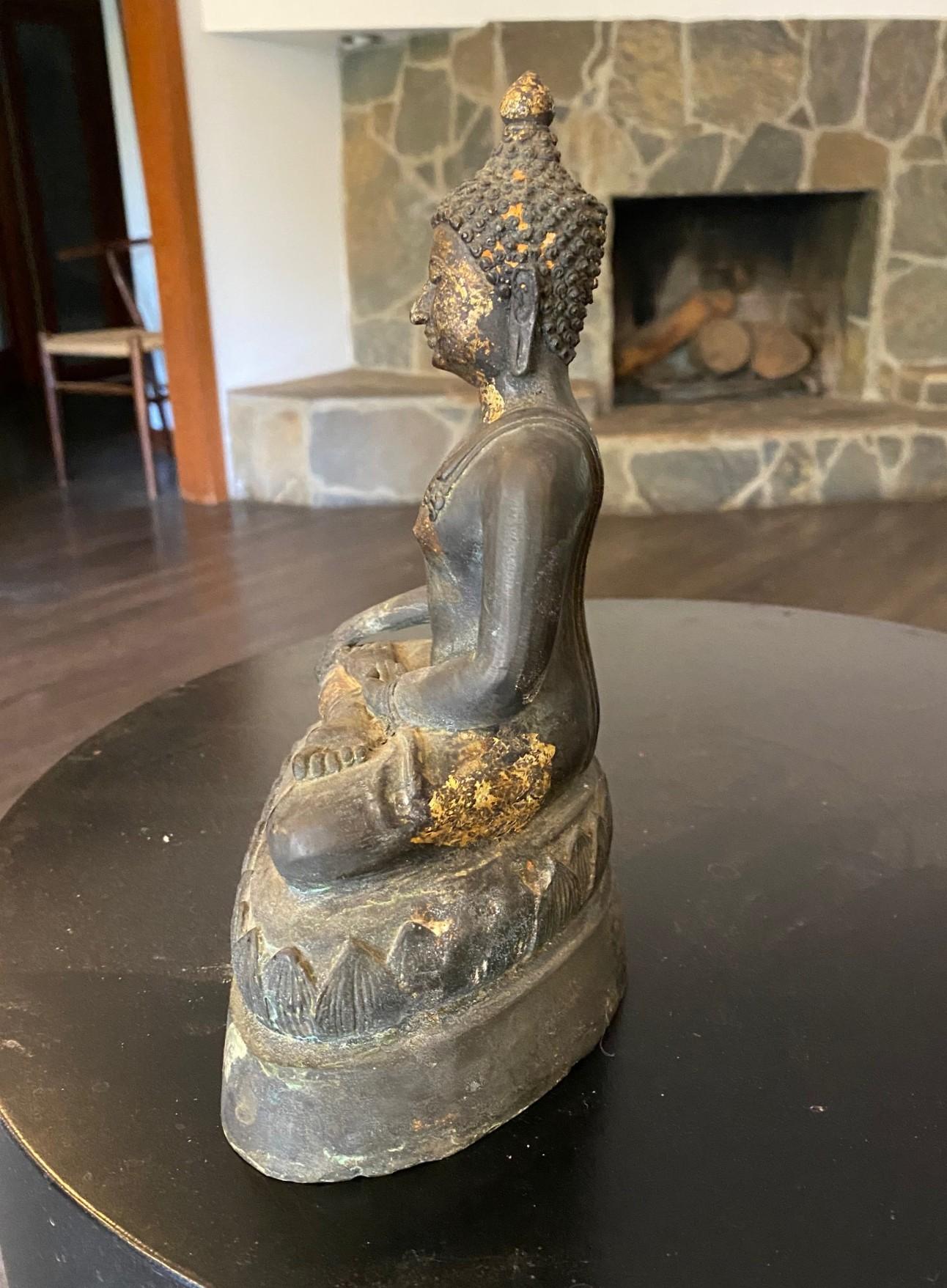 Escultura Estatua Japonesa Asiática Meiji Buda Sentado Amida Nyorai Bronce y Dorado en venta 2