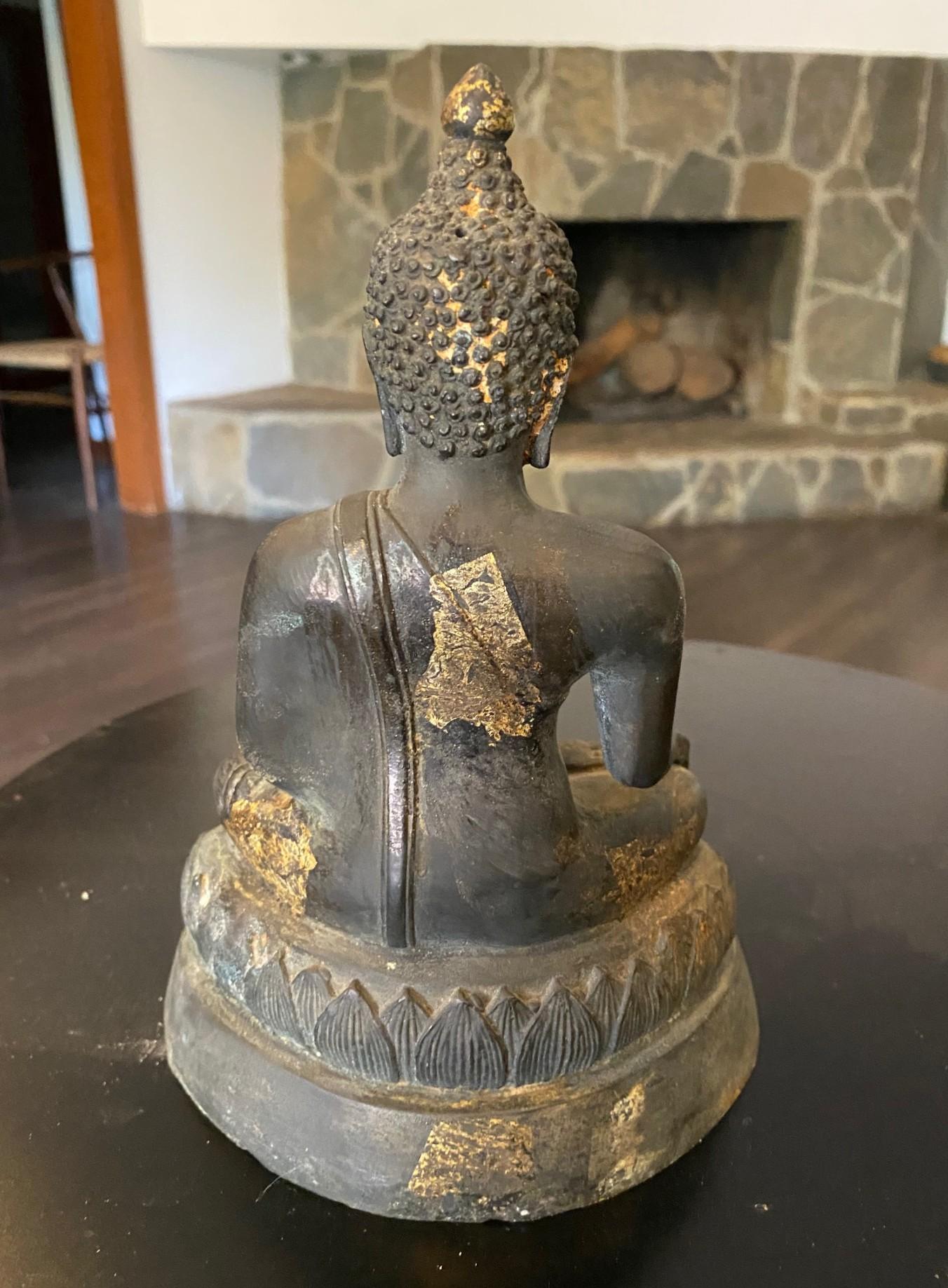 Escultura Estatua Japonesa Asiática Meiji Buda Sentado Amida Nyorai Bronce y Dorado en venta 3