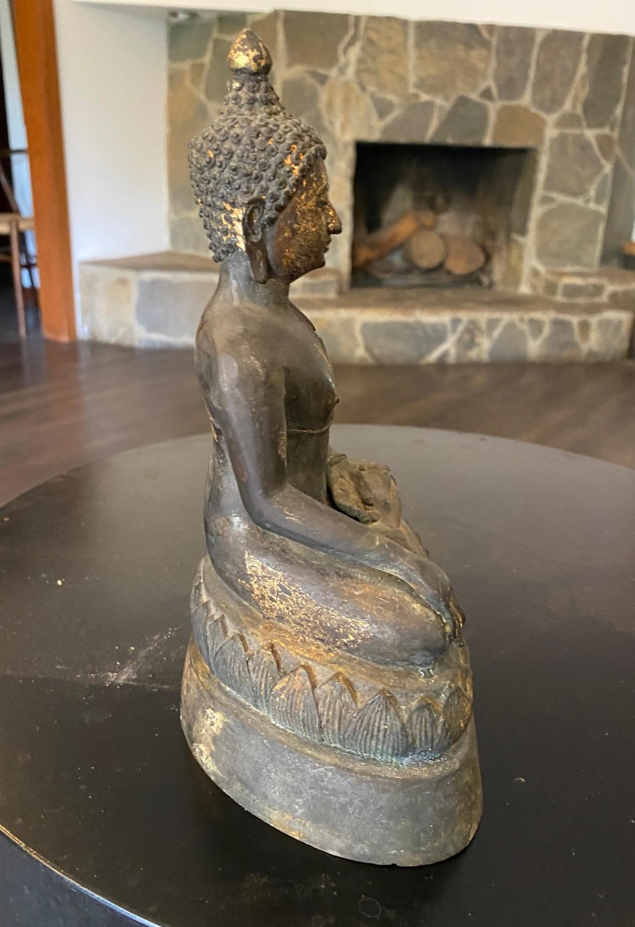 Escultura Estatua Japonesa Asiática Meiji Buda Sentado Amida Nyorai Bronce y Dorado en venta 4