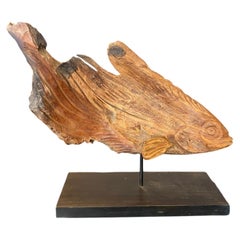 Escultura japonesa de madera natural asiática, tallada a mano, de una carpa koi, con soporte de exposición