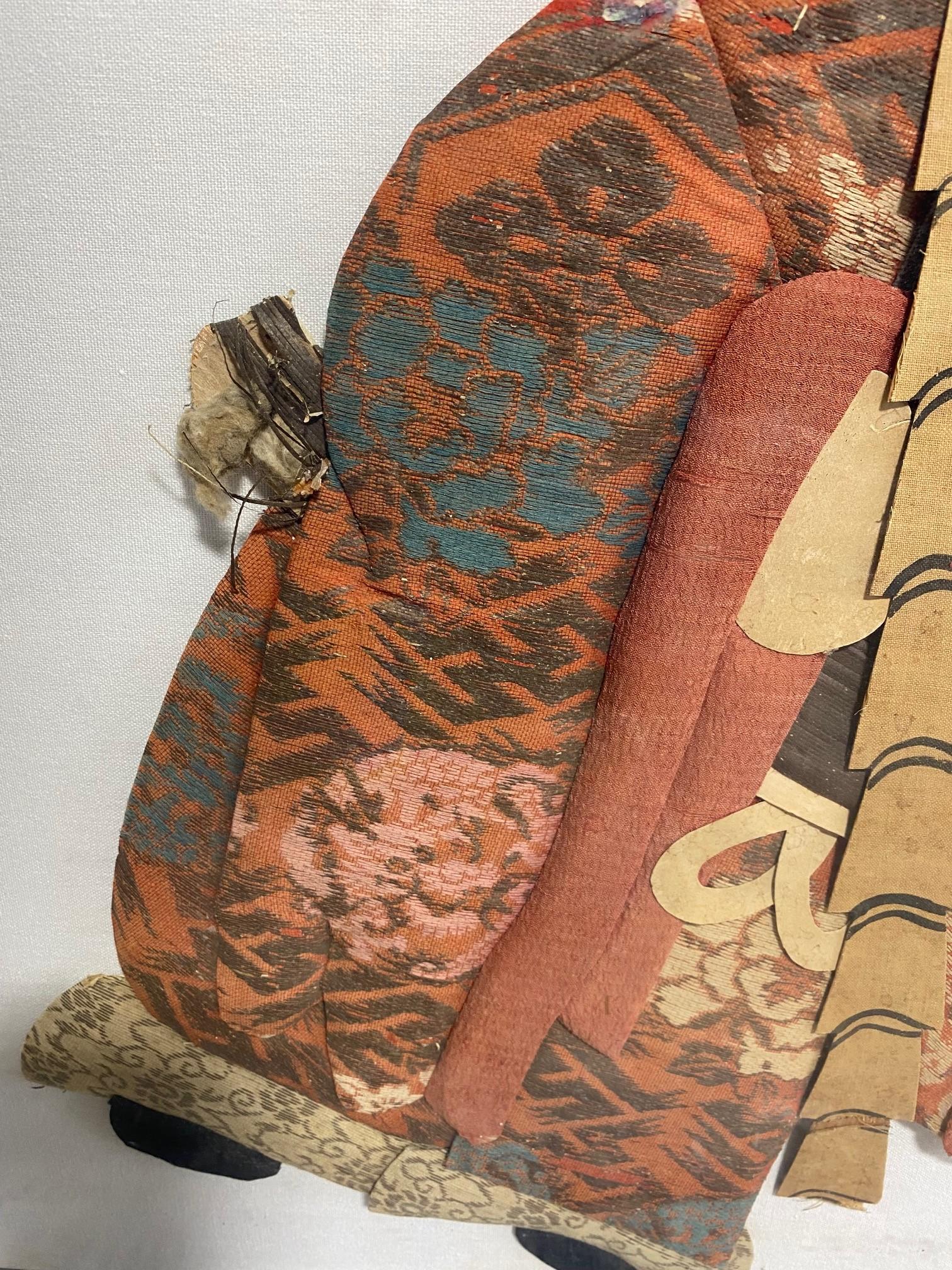 Fait main Poupée de marionnette asiatique japonaise en textile pressé encadrée de vieux moine en vente