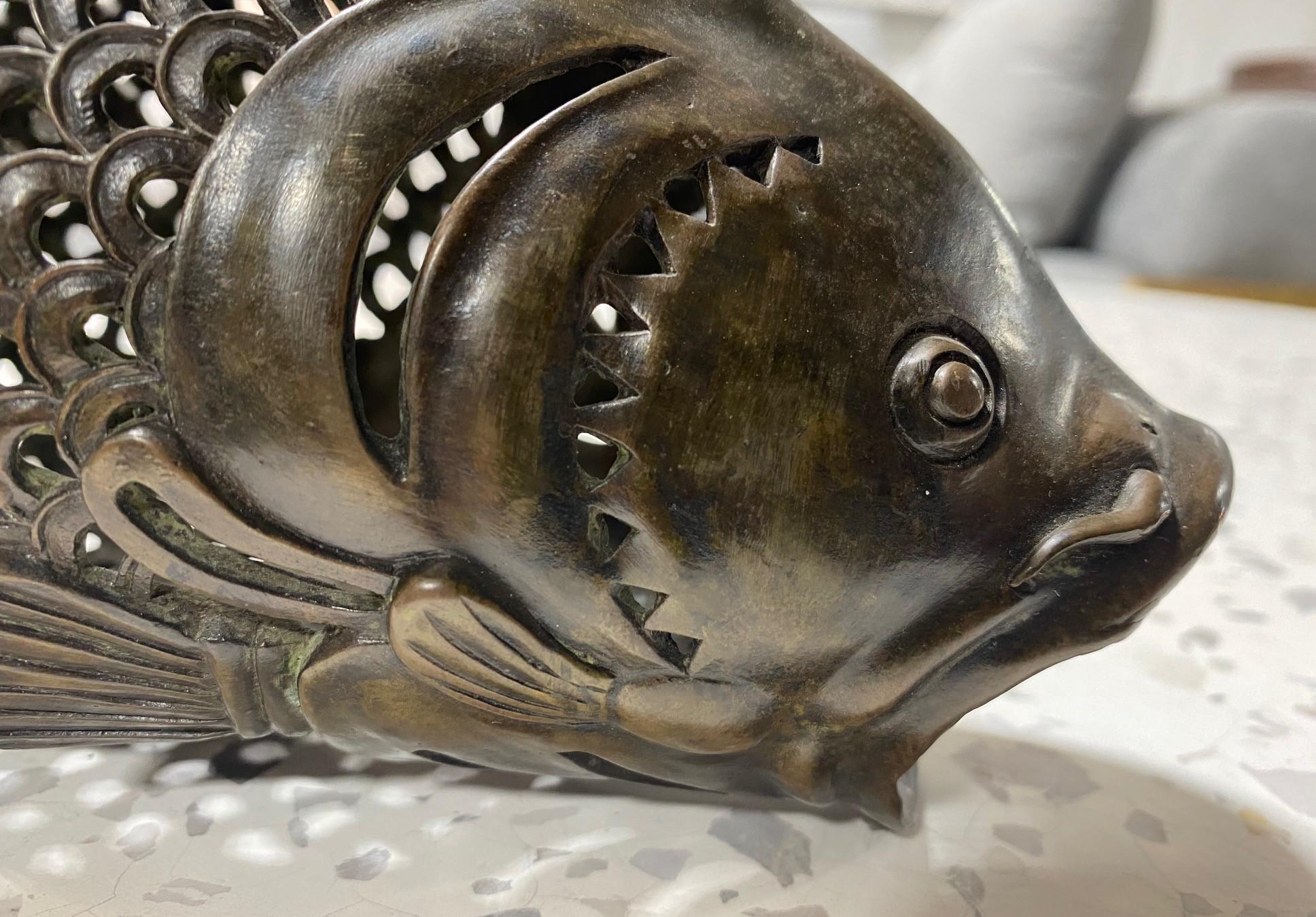 Japanische Fisch-Skulptur aus Bronzeteppich aus der asiatischen Showa-Periode im Angebot 5