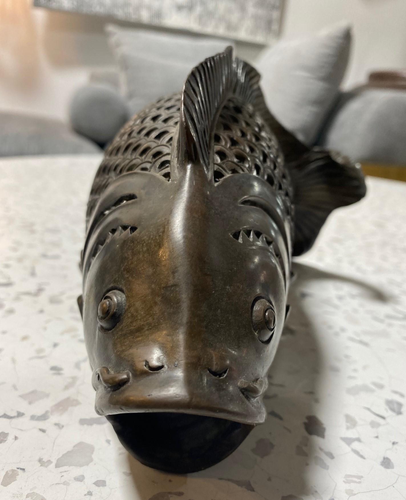Japanische Fisch-Skulptur aus Bronzeteppich aus der asiatischen Showa-Periode im Angebot 8