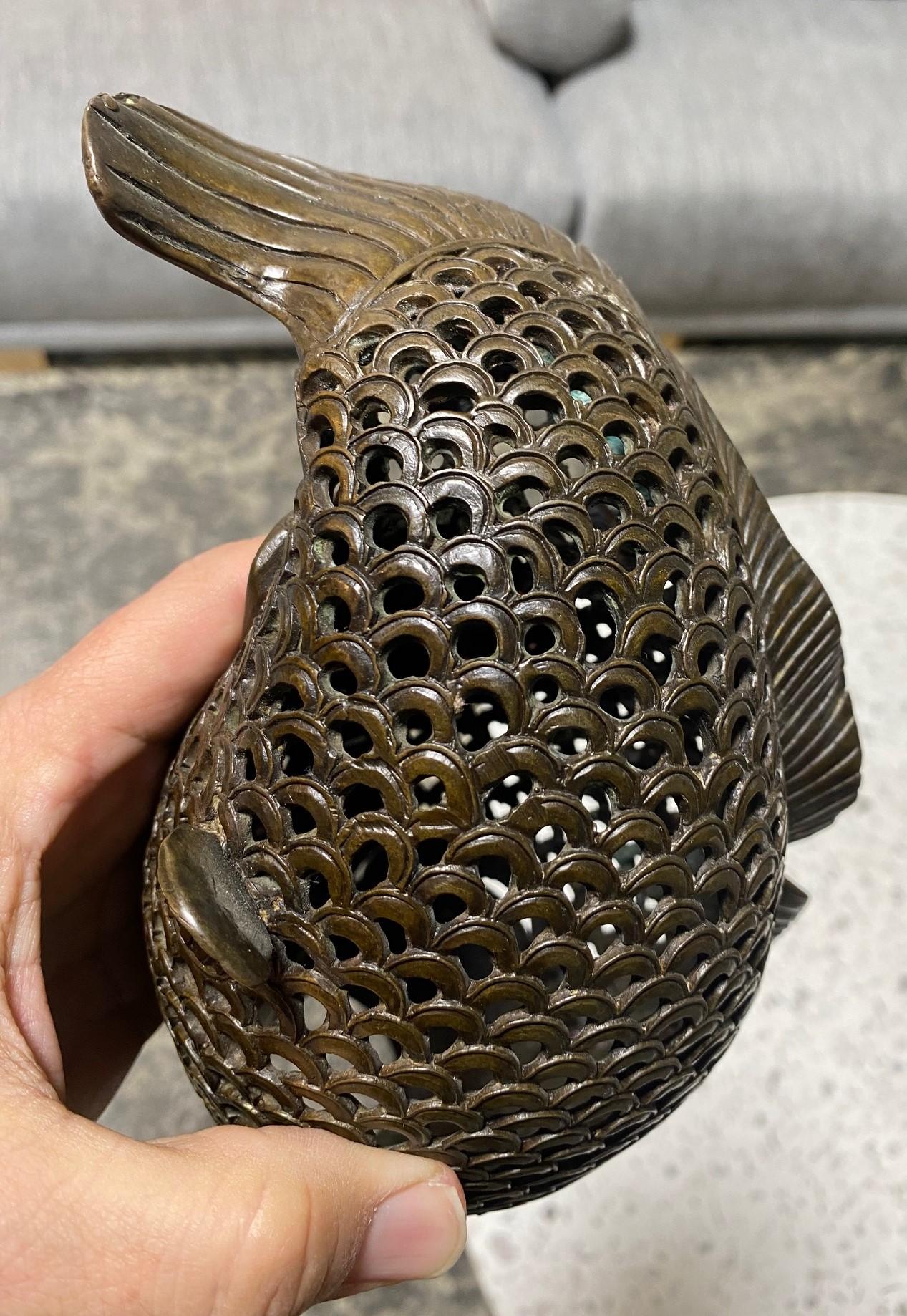 Japanische Fisch-Skulptur aus Bronzeteppich aus der asiatischen Showa-Periode im Angebot 11