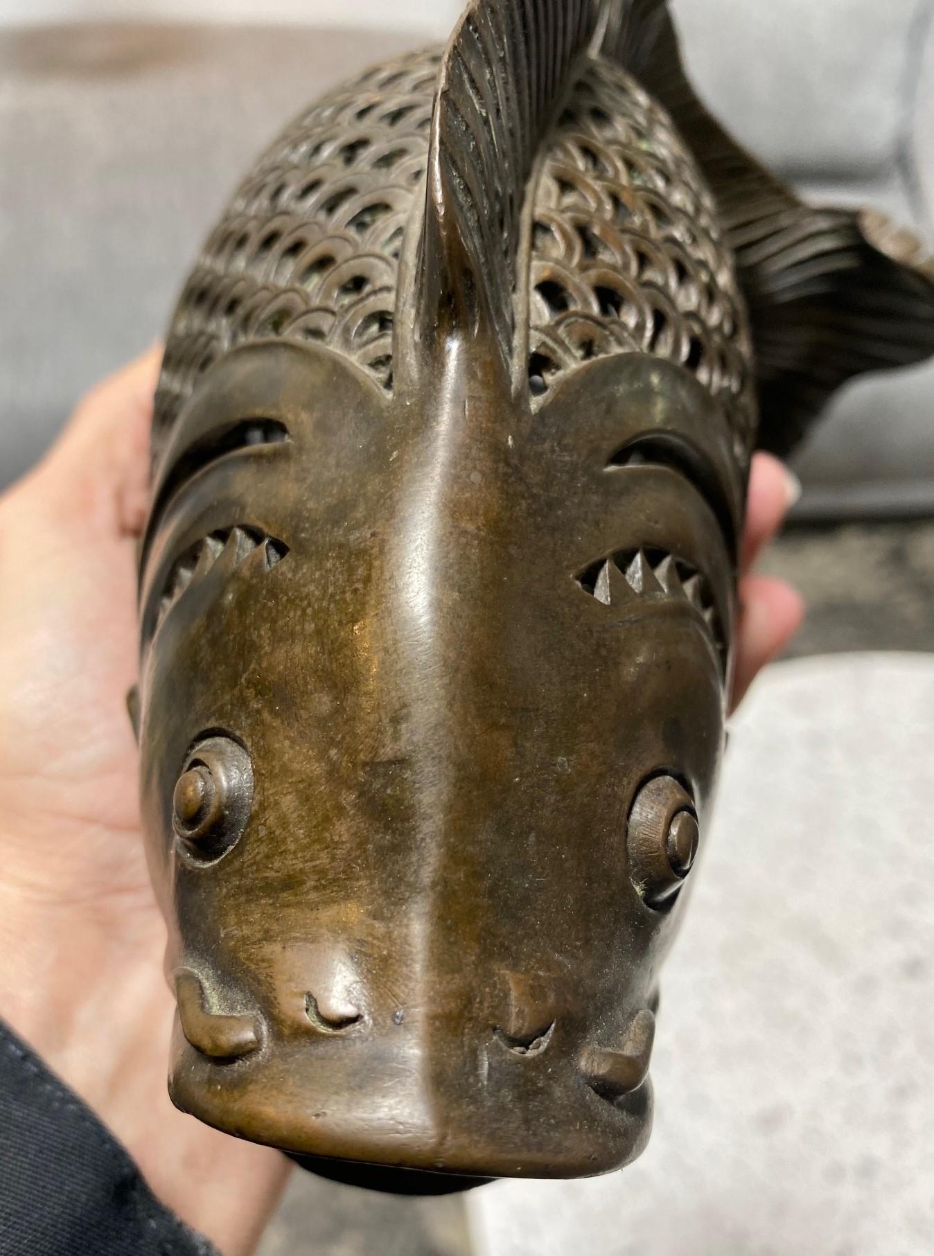 Japanische Fisch-Skulptur aus Bronzeteppich aus der asiatischen Showa-Periode im Angebot 13