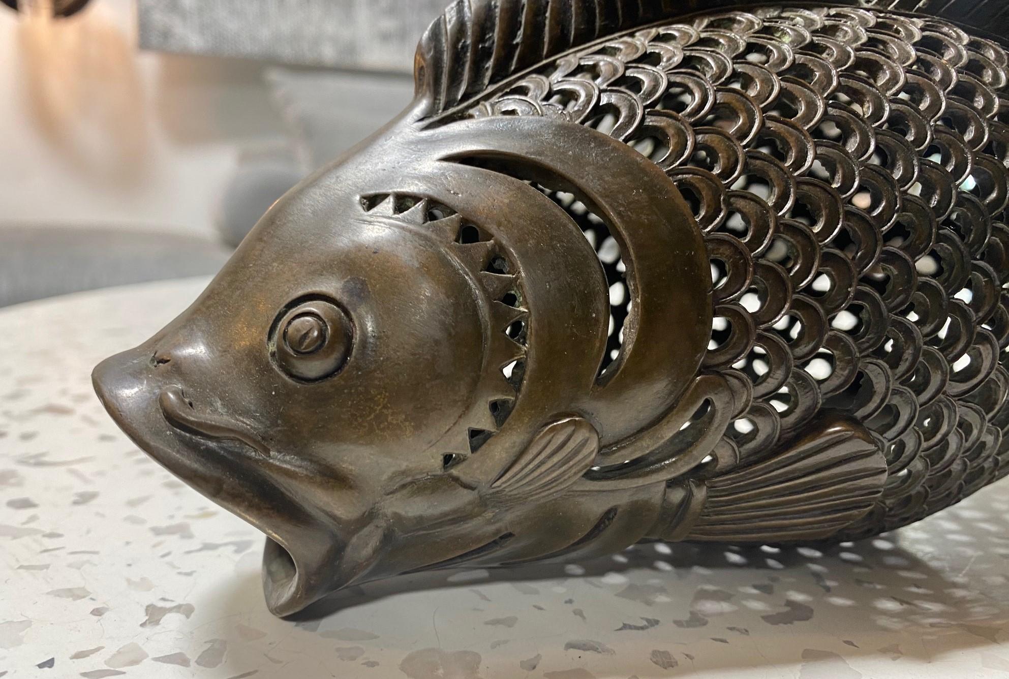 Japonais Sculpture de poisson japonaise en bronze de la période Showa en forme de tapis Koi en vente
