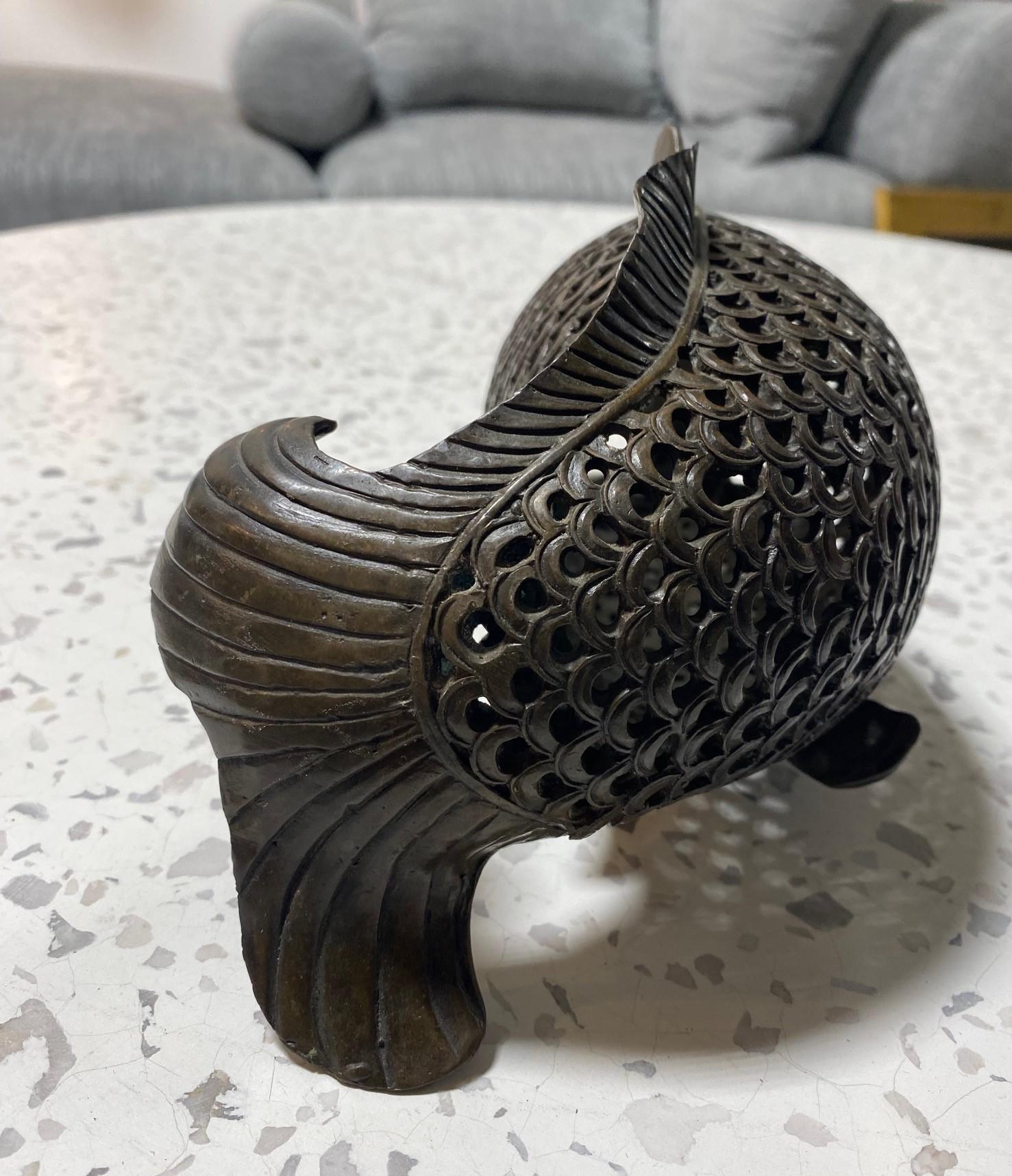 Japanische Fisch-Skulptur aus Bronzeteppich aus der asiatischen Showa-Periode im Angebot 2