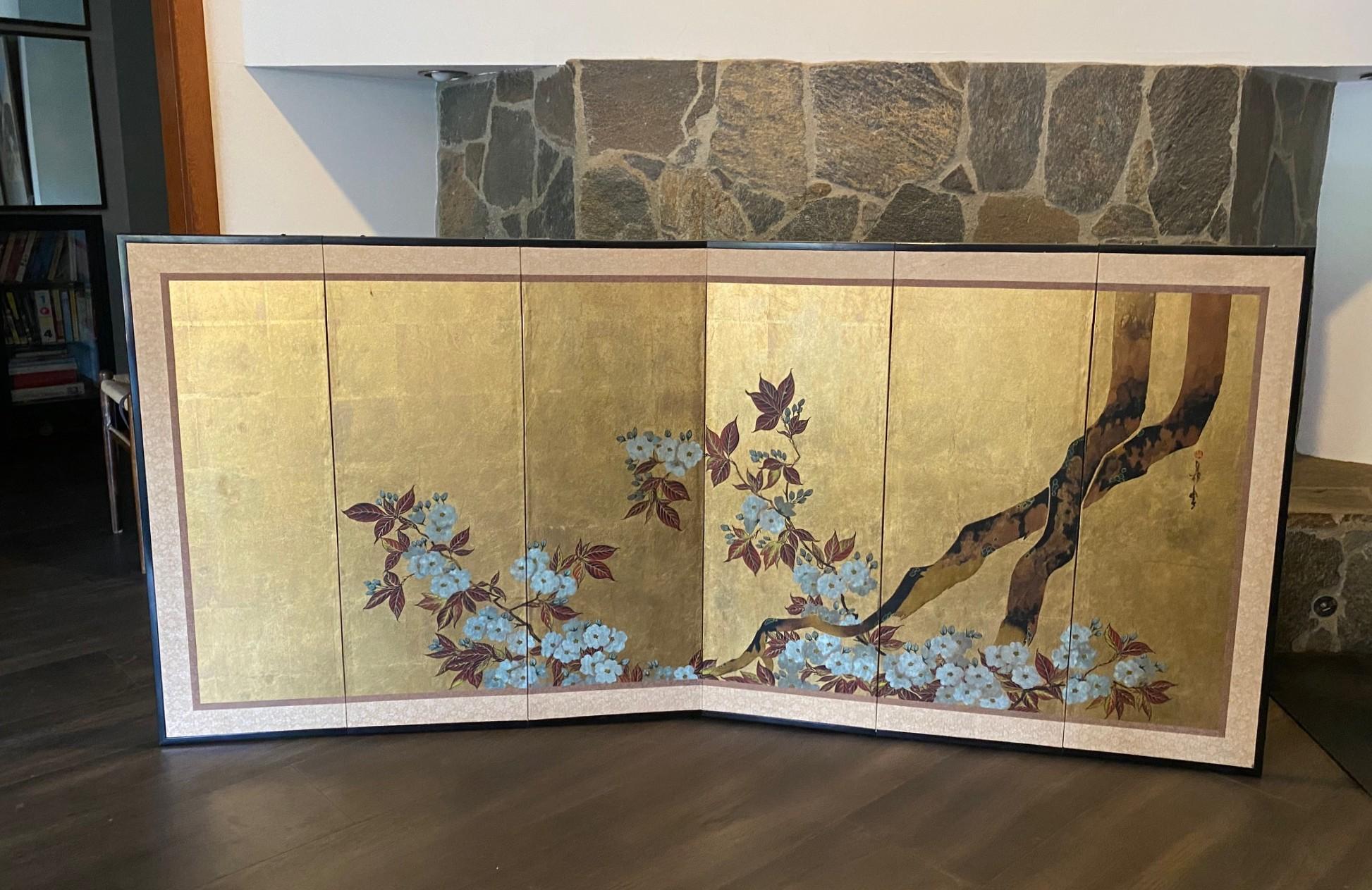 Uno splendido paravento Byobu giapponese del periodo Showa a otto pannelli (il paravento si piega a metà invece che in quattro a causa delle staffe per appenderlo sul retro) raffigurante una scena di natura con un bellissimo albero di ciliegio in