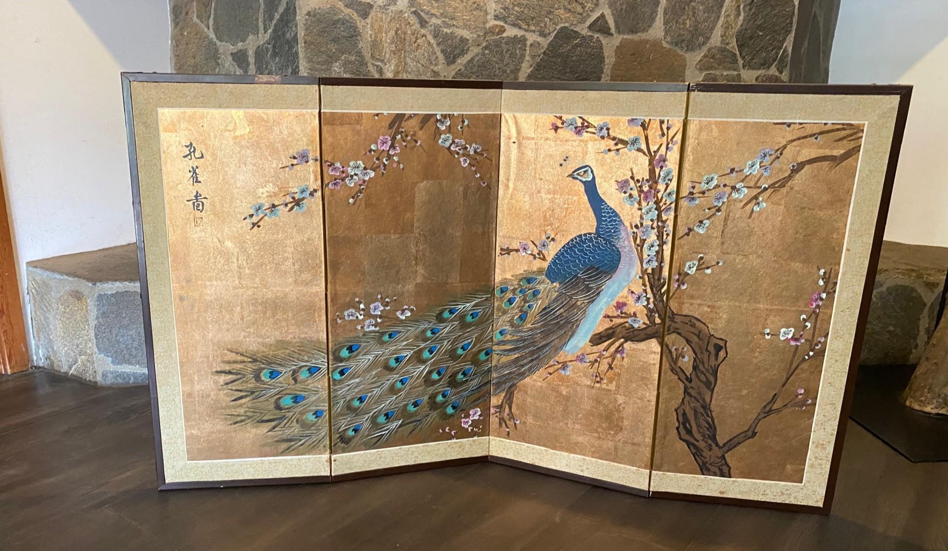 Uno splendido paravento Byobu giapponese del periodo Showa a quattro pannelli con un maestoso e luminoso pavone seduto tra i fiori di un albero di ciliegio con una coda dai colori ricchi e meravigliosi. Le tonalità vivaci e gli splendidi dettagli