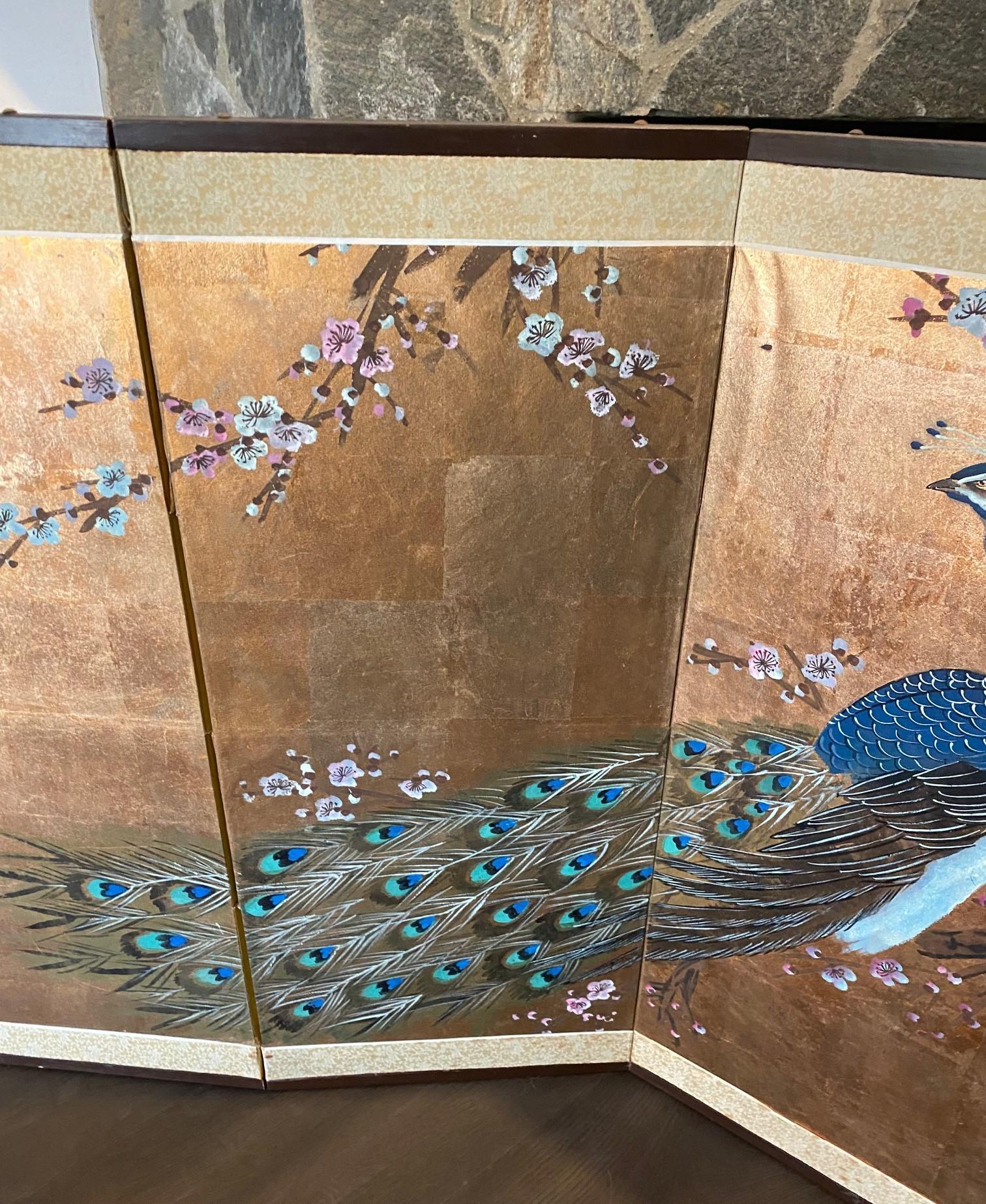 Fatto a mano Paravento giapponese asiatico firmato a quattro pannelli Foldes Byobu con pavone e fiori di ciliegio in vendita
