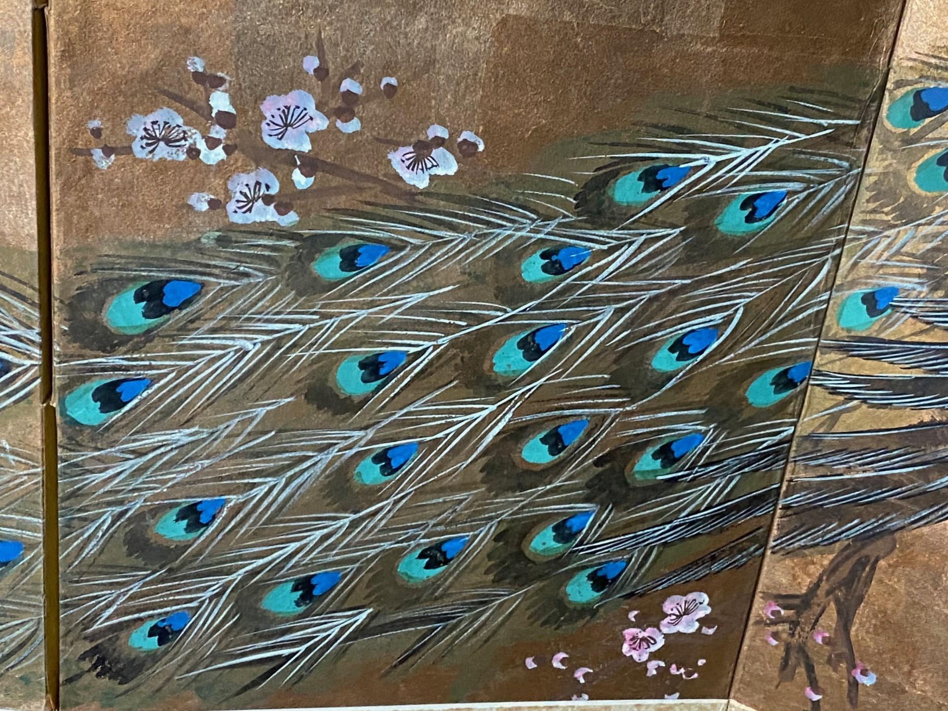 Foglia d’oro Paravento giapponese asiatico firmato a quattro pannelli Foldes Byobu con pavone e fiori di ciliegio in vendita