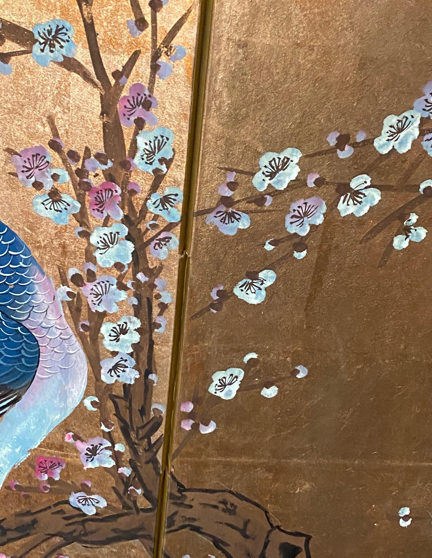 Paravento giapponese asiatico firmato a quattro pannelli Foldes Byobu con pavone e fiori di ciliegio in vendita 1