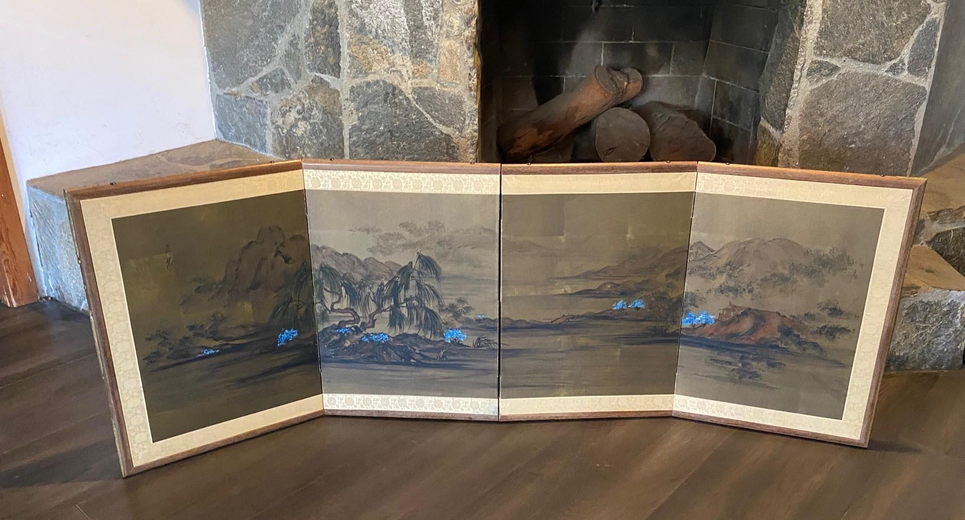 Ein wunderschöner vierteiliger japanischer Byobu-Faltwandschirm aus der Showa-Periode, der eine schöne Nature-Szene mit atemberaubend blauen, blühenden Blumen entlang einer Wasserlandschaft mit entfernten Hügeln im Hintergrund und einem kleinen